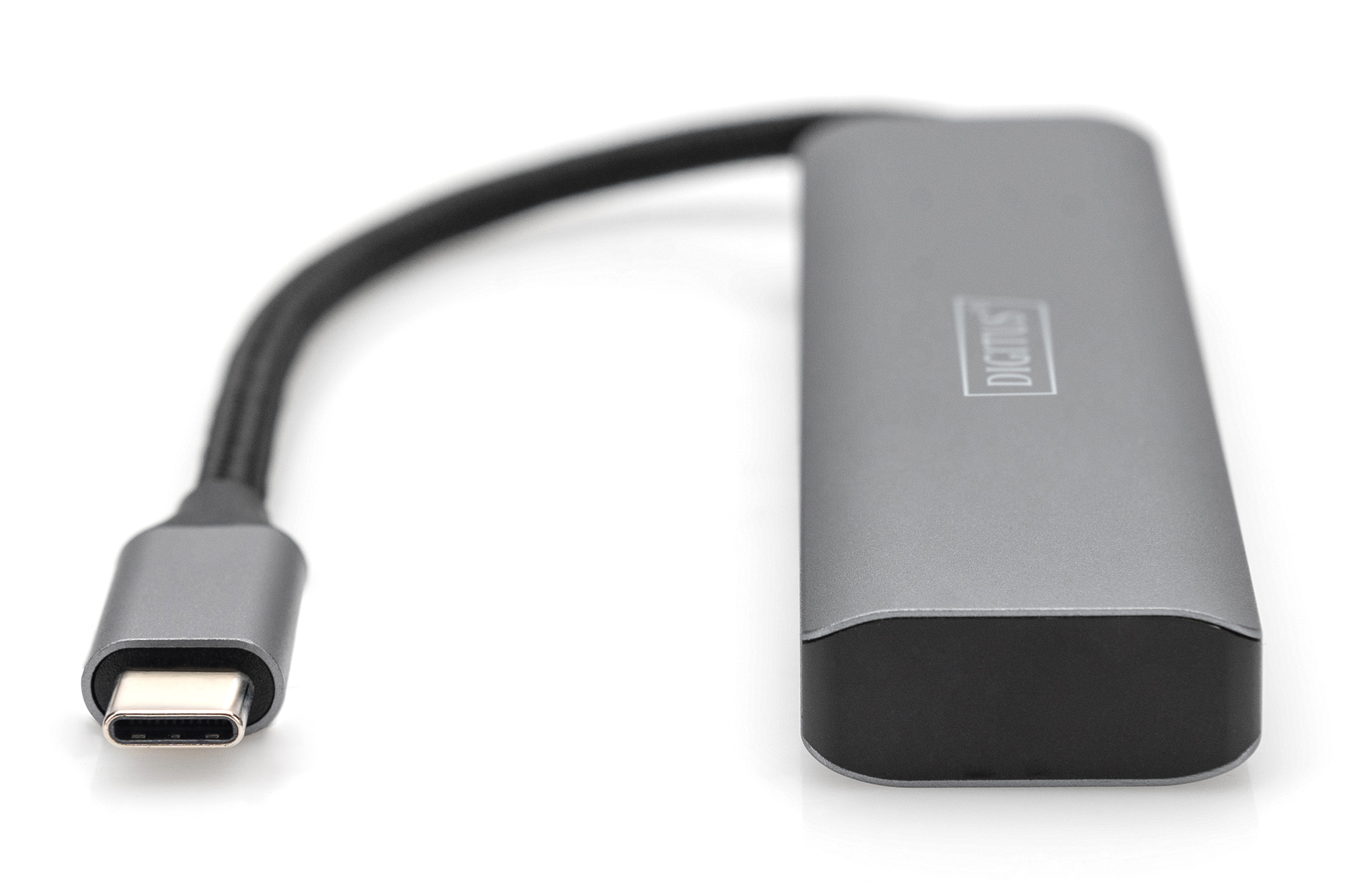 Ein grauer USB-C-Hub mit einem schwarzen Kabel. Weißer Hintergrund.