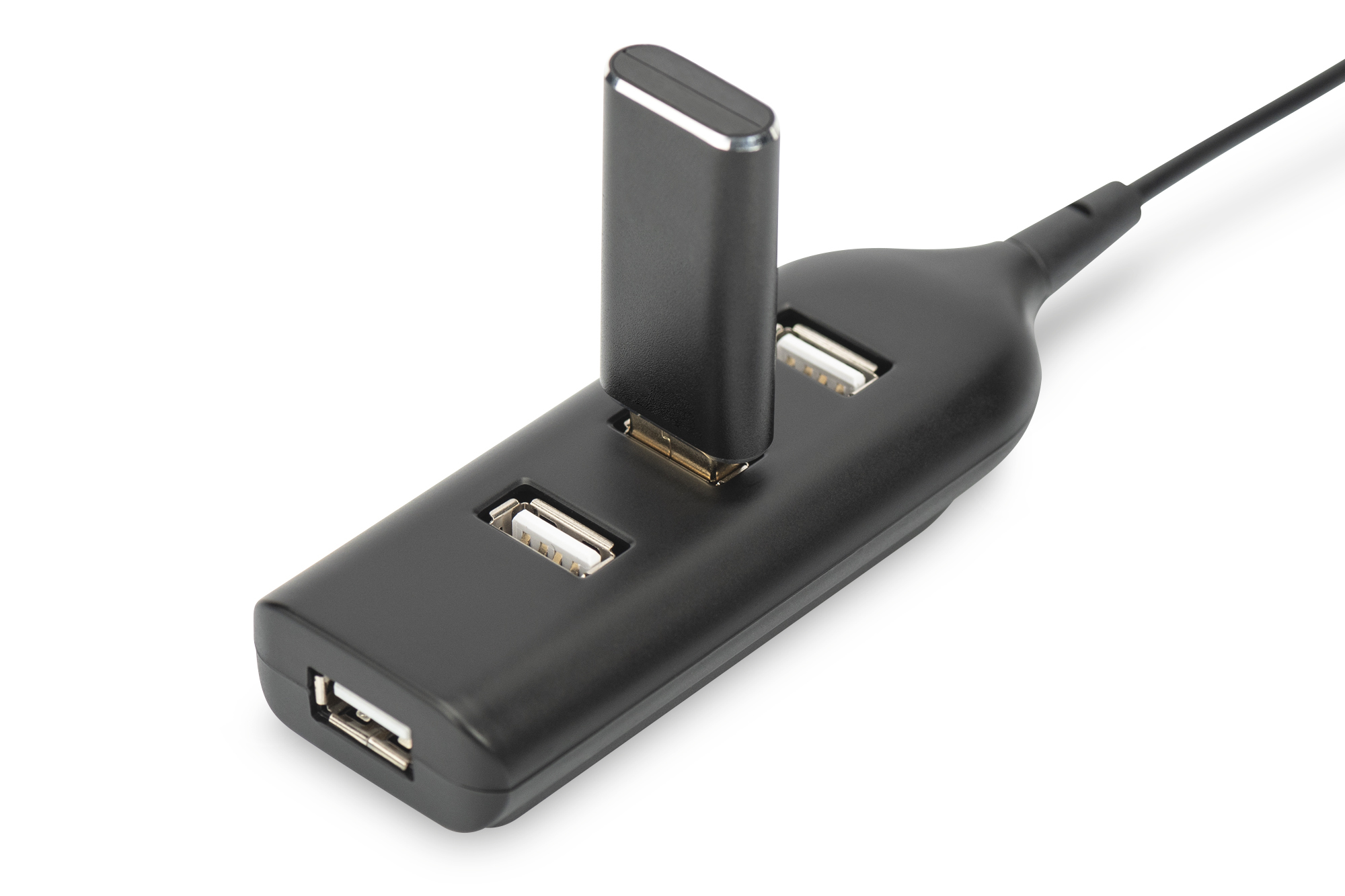 Hub USB nero con tre porte USB e una chiavetta USB inserita nella porta centrale.