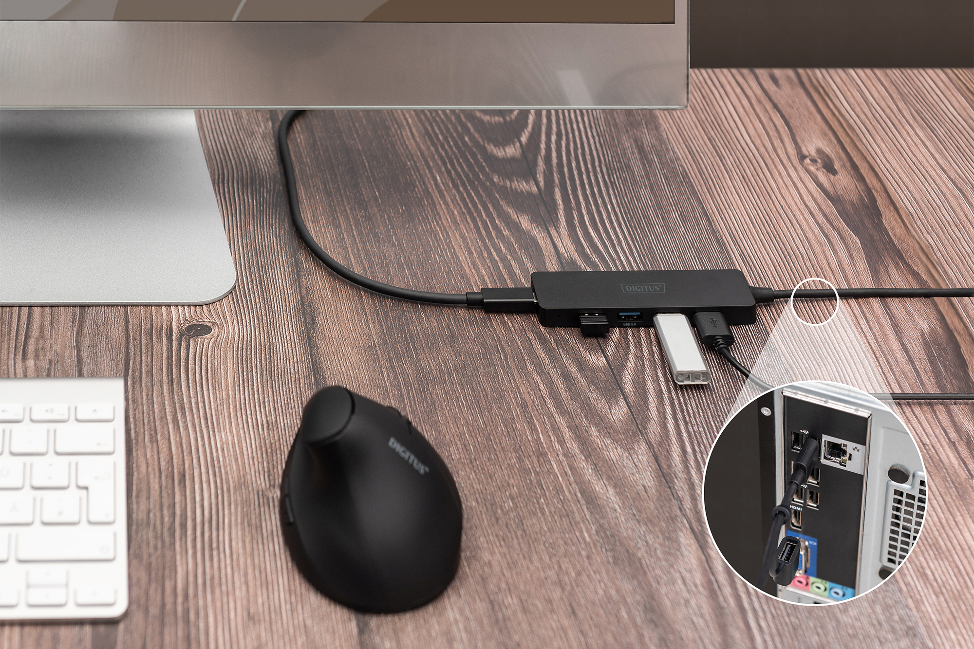 Configurazione scrivania con mouse, tastiera, hub USB e porta computer.