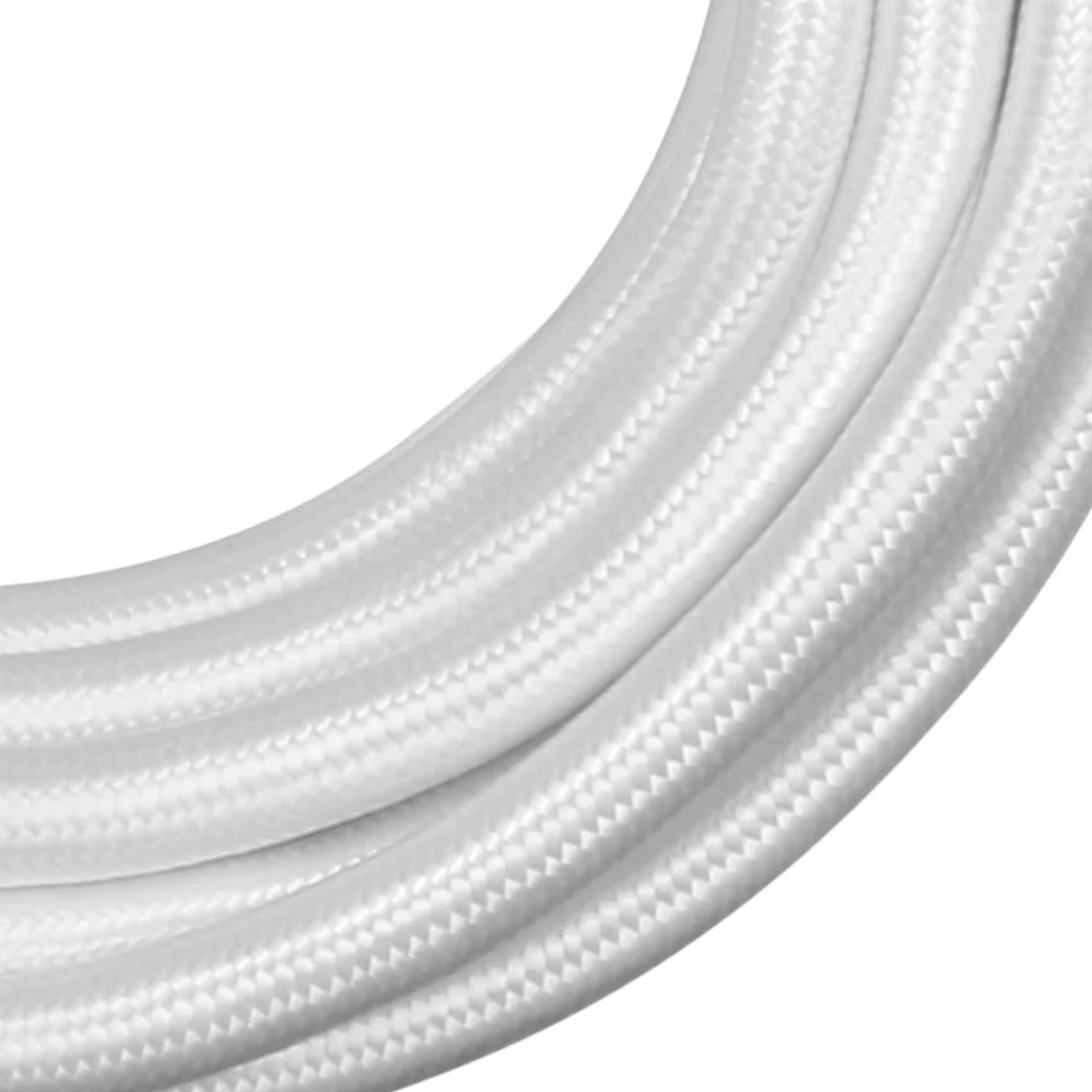 Close-up van een witte gevlochten kabel, met een gladde, licht gebogen vorm.