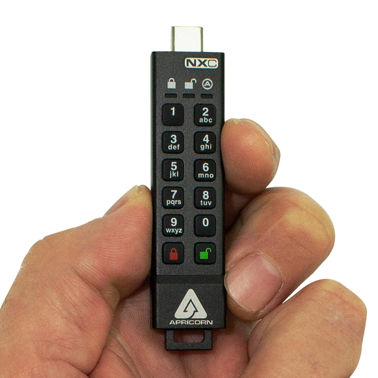 Hand houdt een zwarte USB-beveiligingssleutel vast met nummers en knoppen.