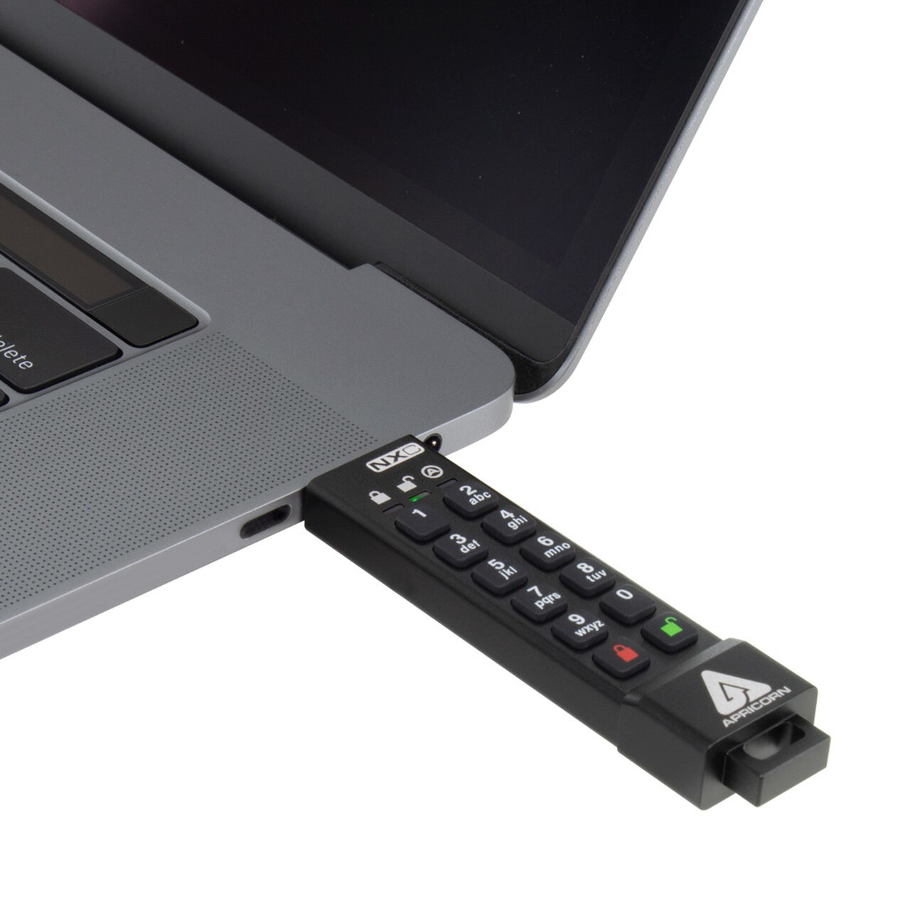 Zwarte USB-drive aangesloten op een laptop, met een toetsenbord voor beveiliging.