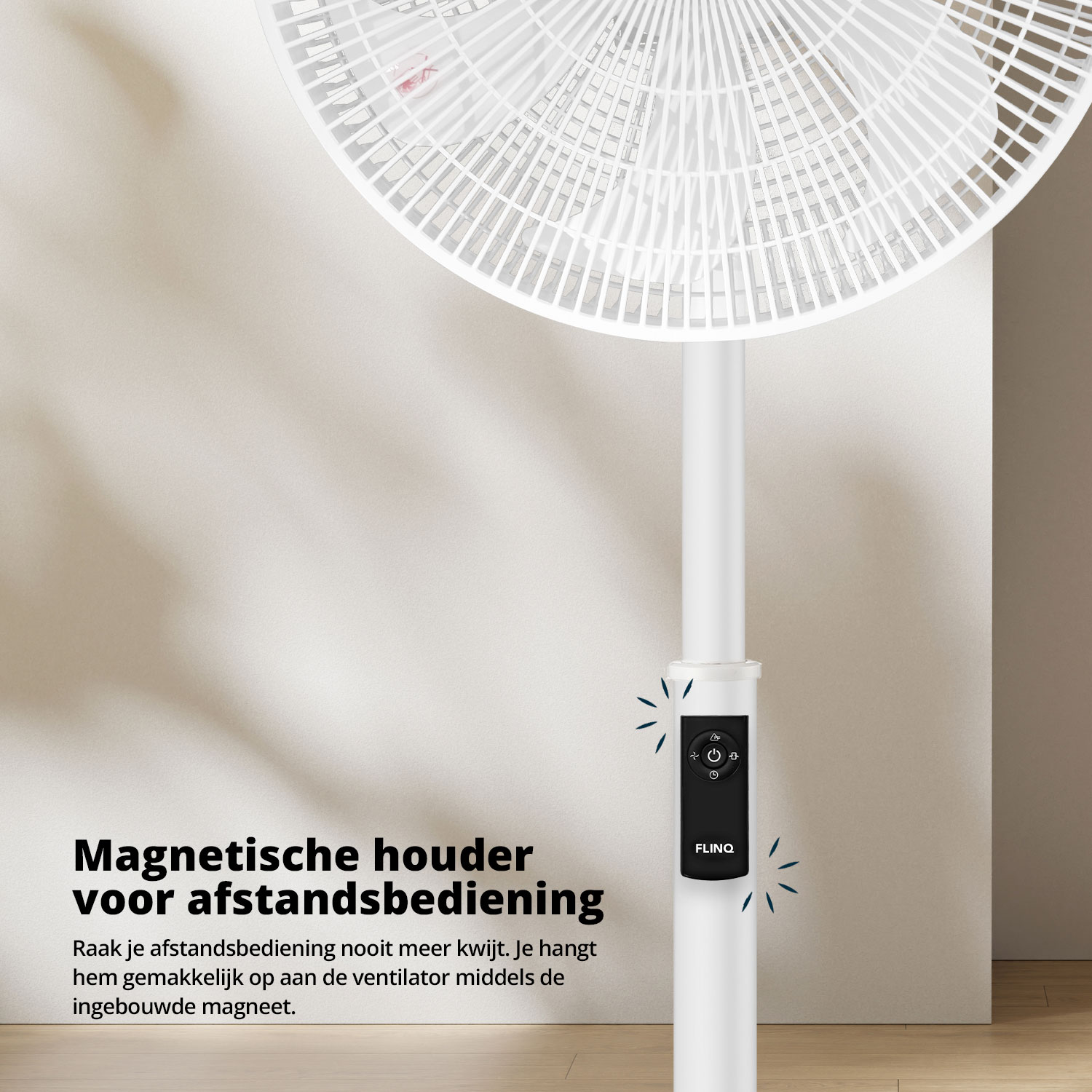 Ventilateur blanc avec support de télécommande noir. La télécommande est noire.