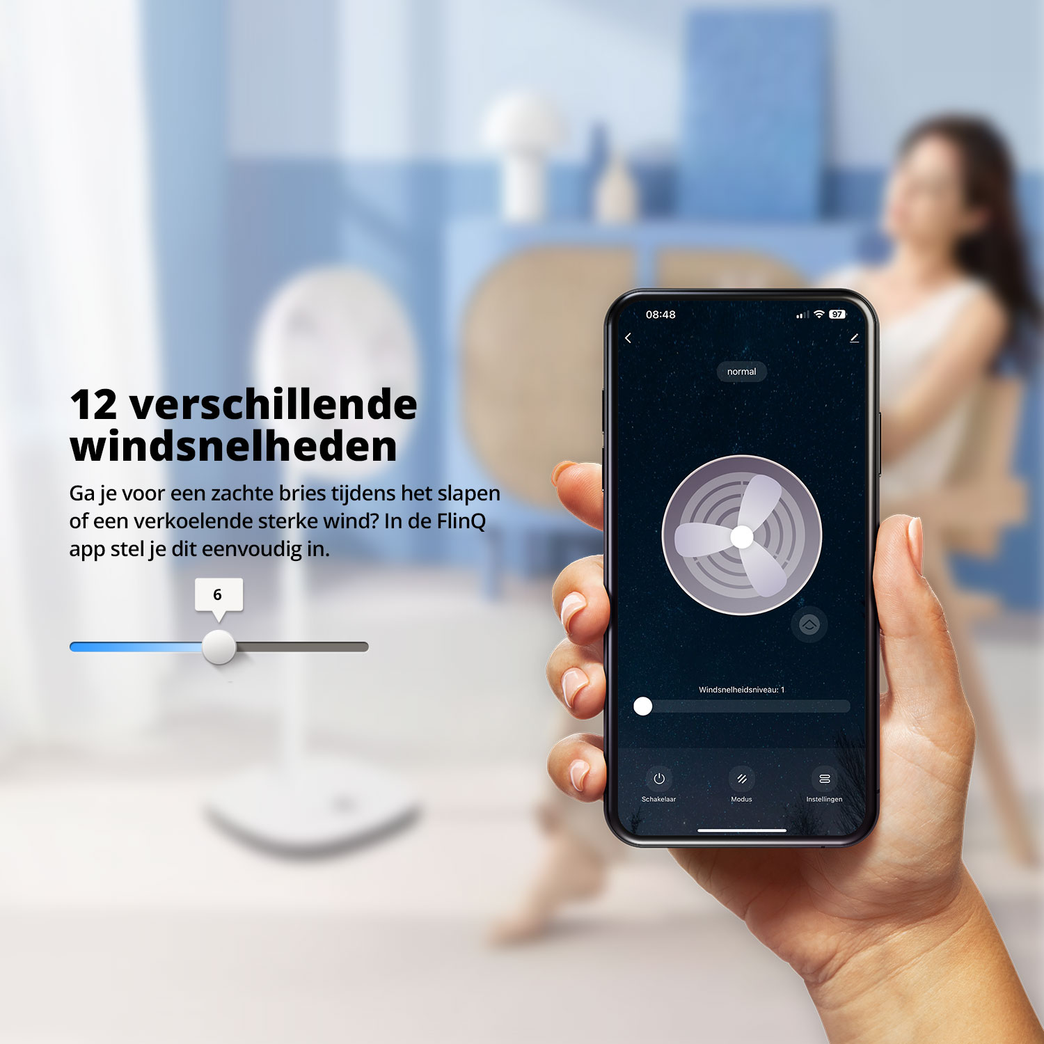 Femme utilisant un smartphone pour contrôler un ventilateur avec une interface numérique.