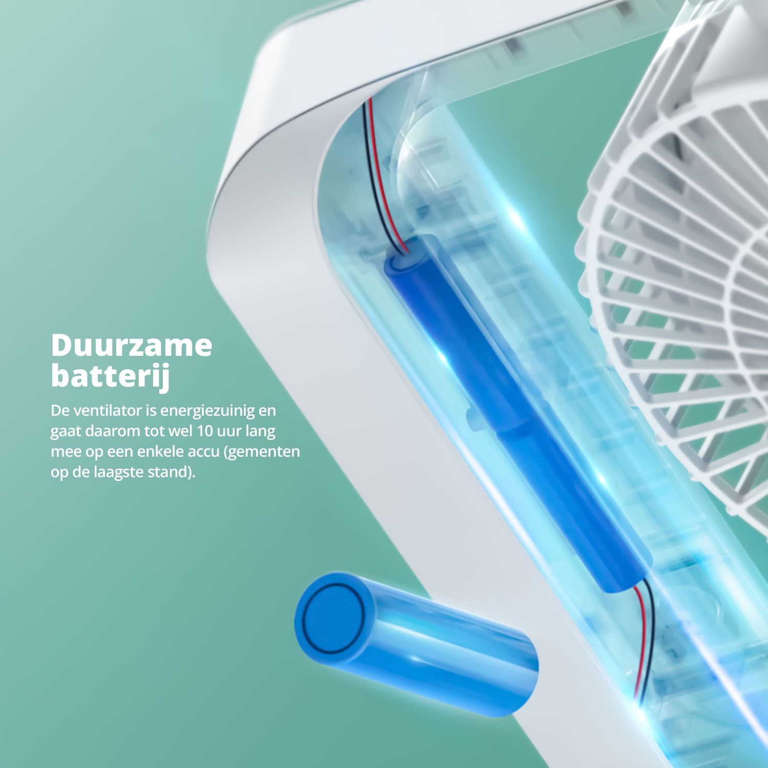 Gros plan sur une batterie bleue à l'intérieur d'un ventilateur, avec une deuxième batterie au premier plan. Texte : 'Duurzame batterij'.