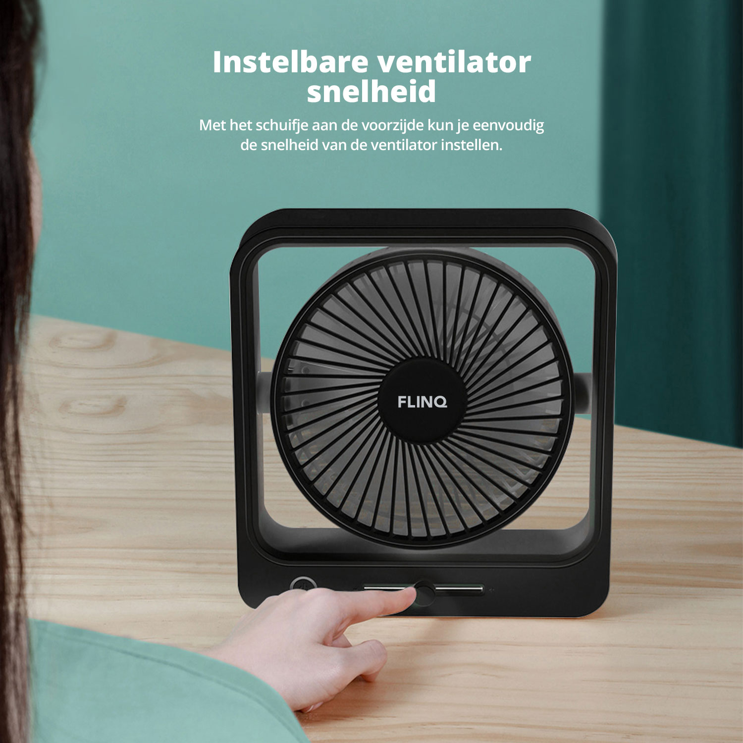 Personne ajustant un ventilateur FLINQ noir sur une surface en bois, avec du texte sur les réglages de vitesse.