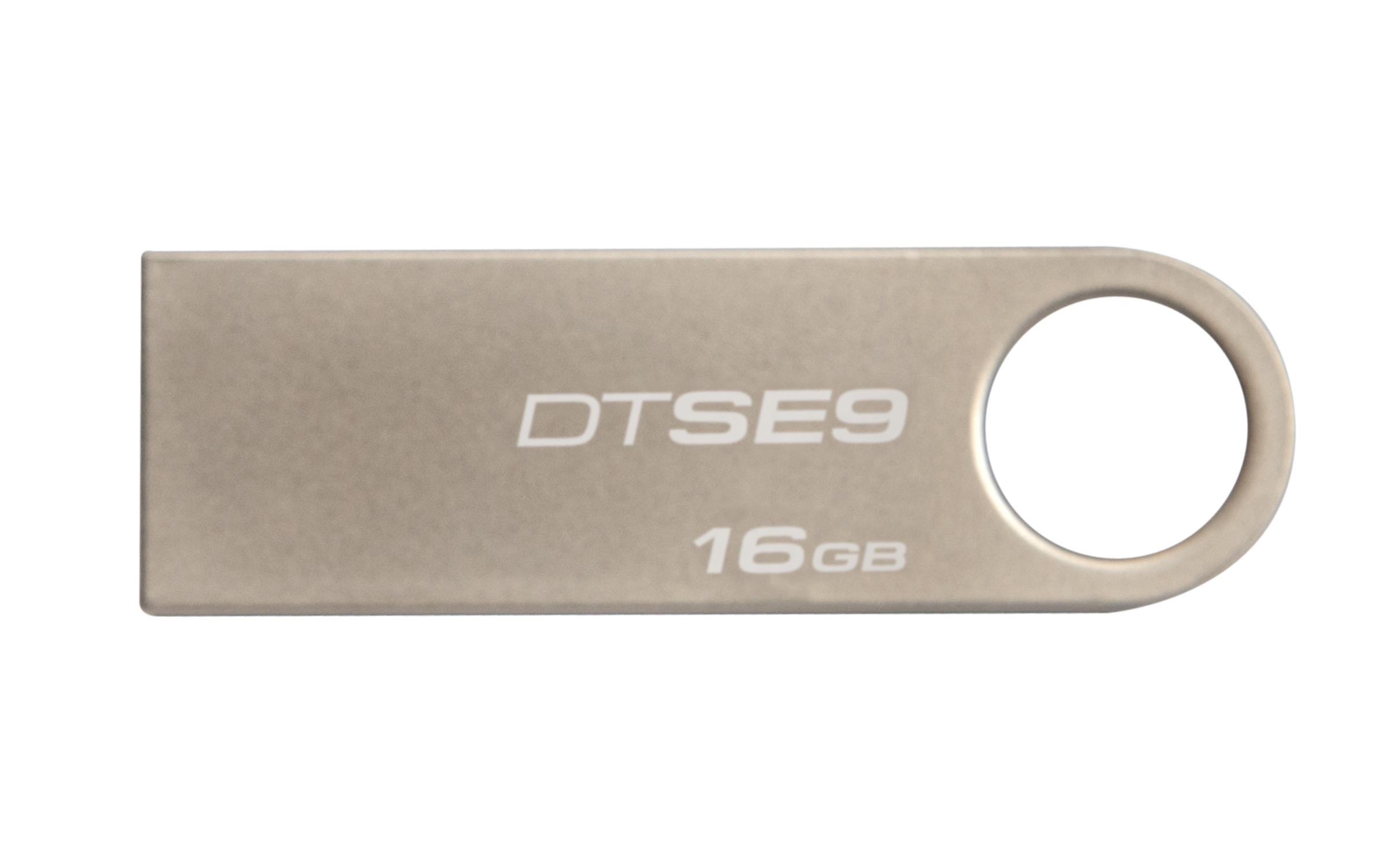 Silberner USB-Stick mit der Aufschrift "DTSE9 16GB" und einem Ring am Ende auf weißem Grund.