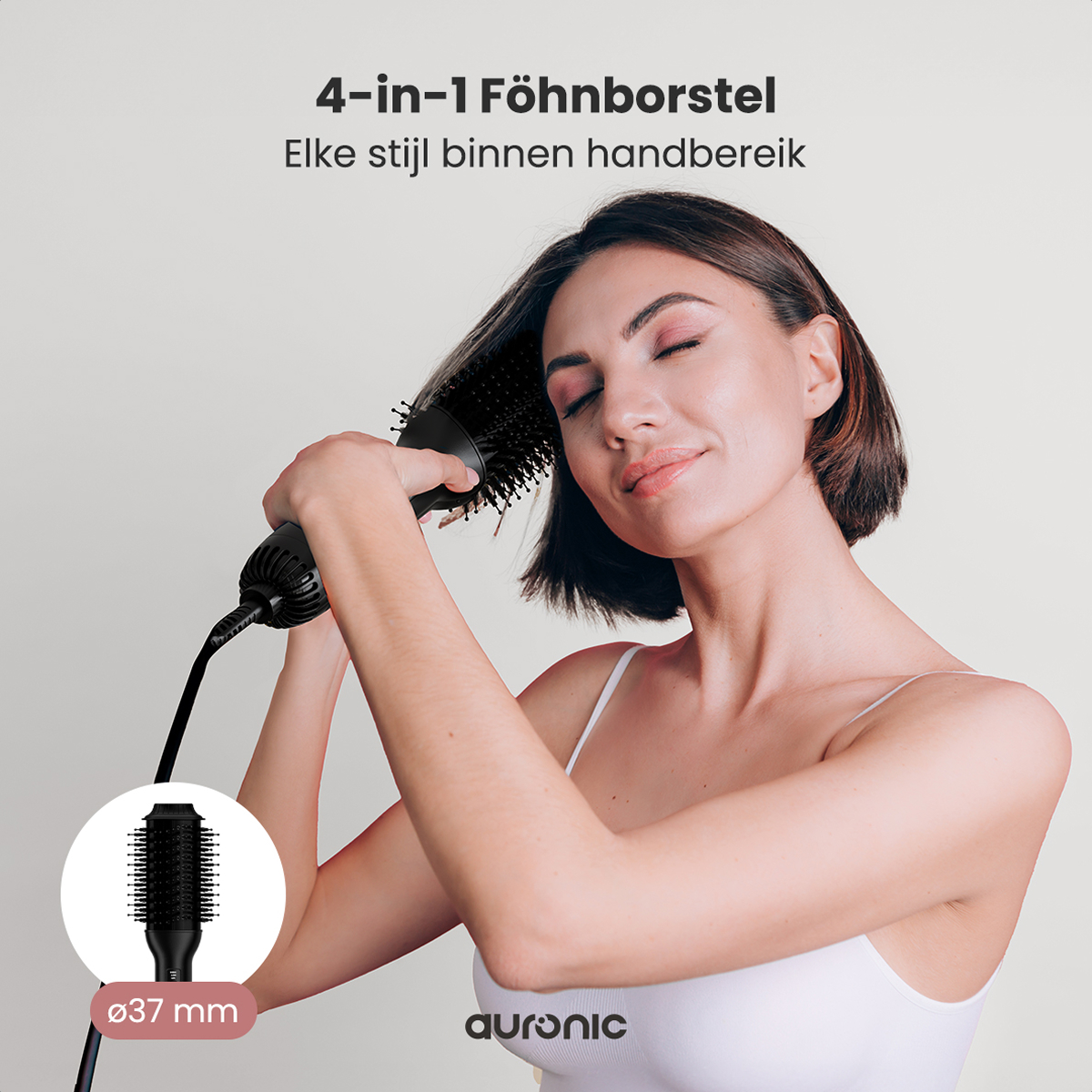 Une femme se coiffant avec une brosse à coiffer noire et rose.