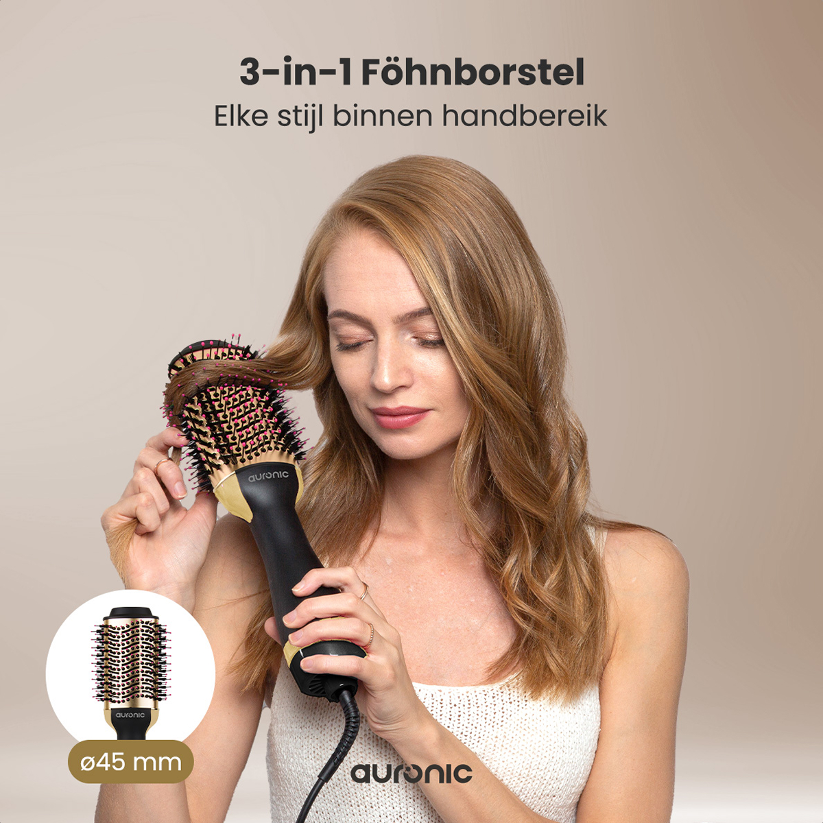 Femme utilisant un styler. Le styler a une poignée dorée. Fond beige.