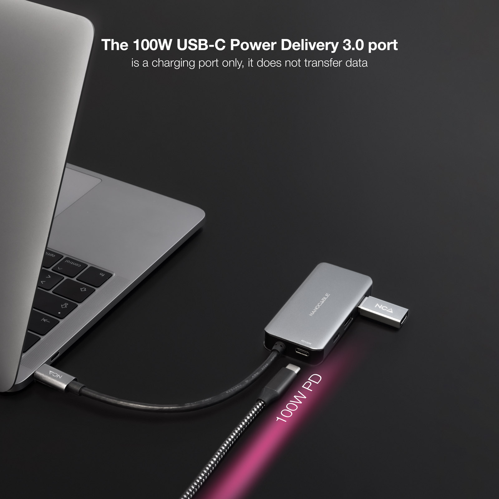 Ein Laptop, der an einen silbernen Hub mit USB und Ladekabel auf schwarzer Oberfläche angeschlossen ist.