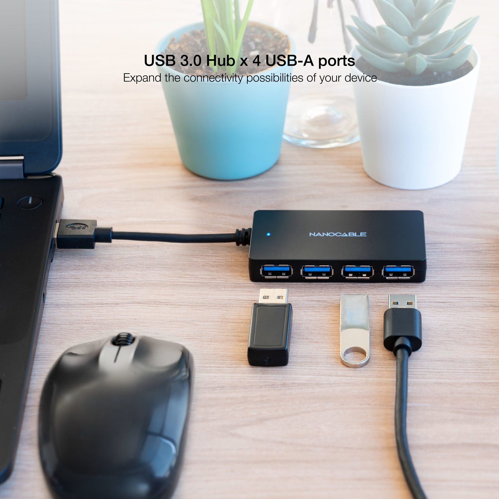 Concentrador USB 3.0 con 4 puertos USB-A, conectado a un portátil, varias unidades USB.
