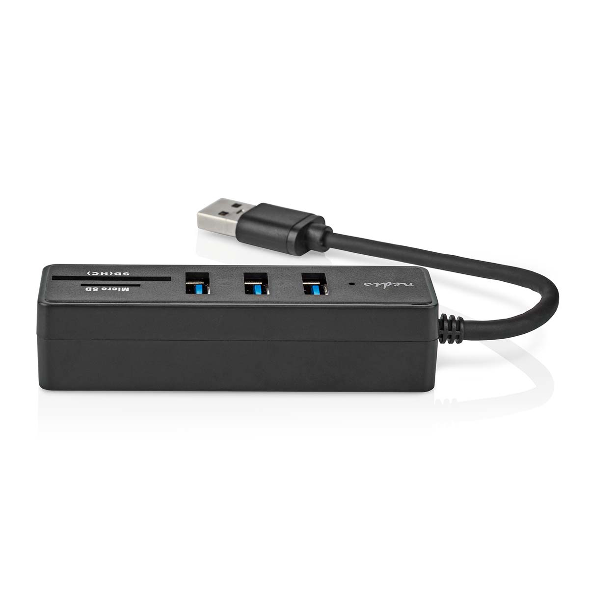 Zwarte USB-hub met meerdere USB-poorten. Aangesloten op een USB-kabel.