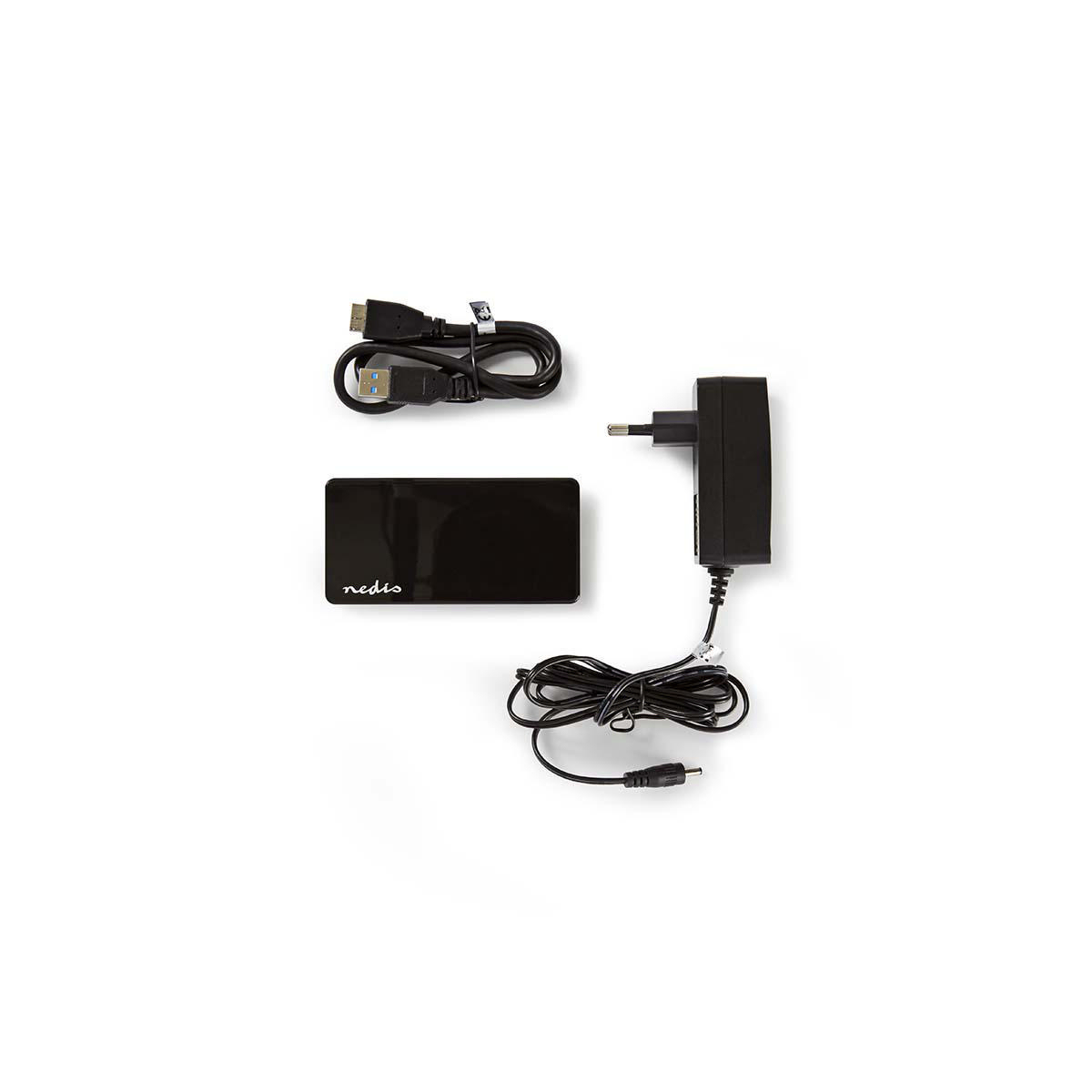 Een zwarte voedingsadapterset met een kleine zwarte doos en een USB-kabel. Alles op een witte achtergrond.