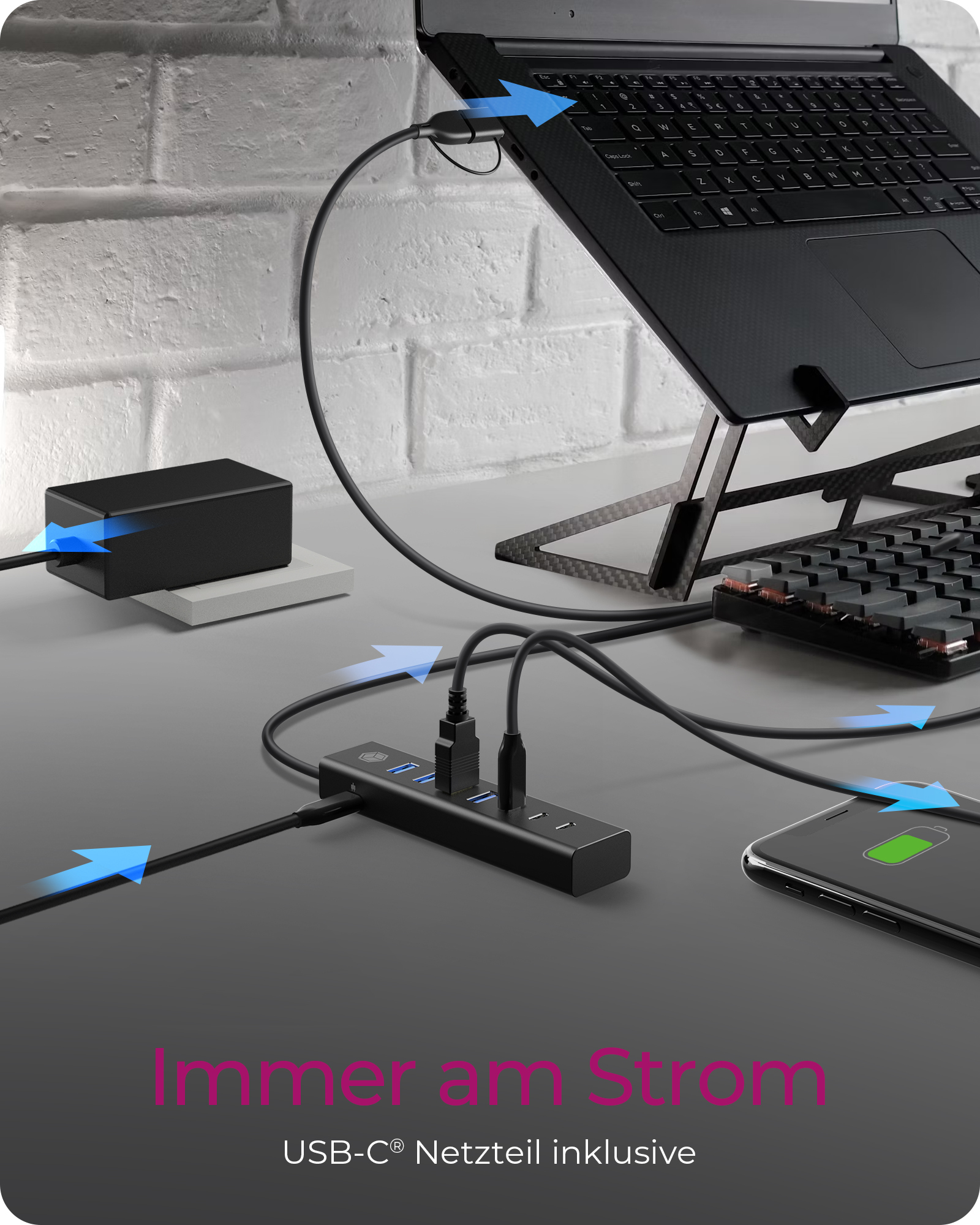 Configurazione scrivania: laptop su supporto, hub USB, telefono in carica, collegati con cavi neri. Testo: 'Sempre alimentato'.