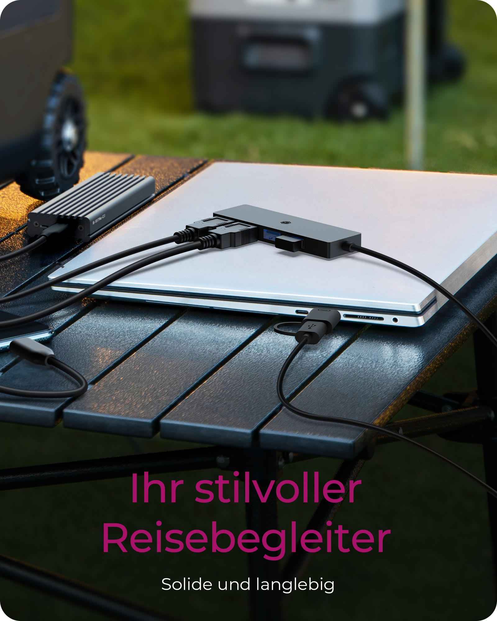 Laptop collegato a un hub USB con chiavette USB. Posizionato su un tavolo.
