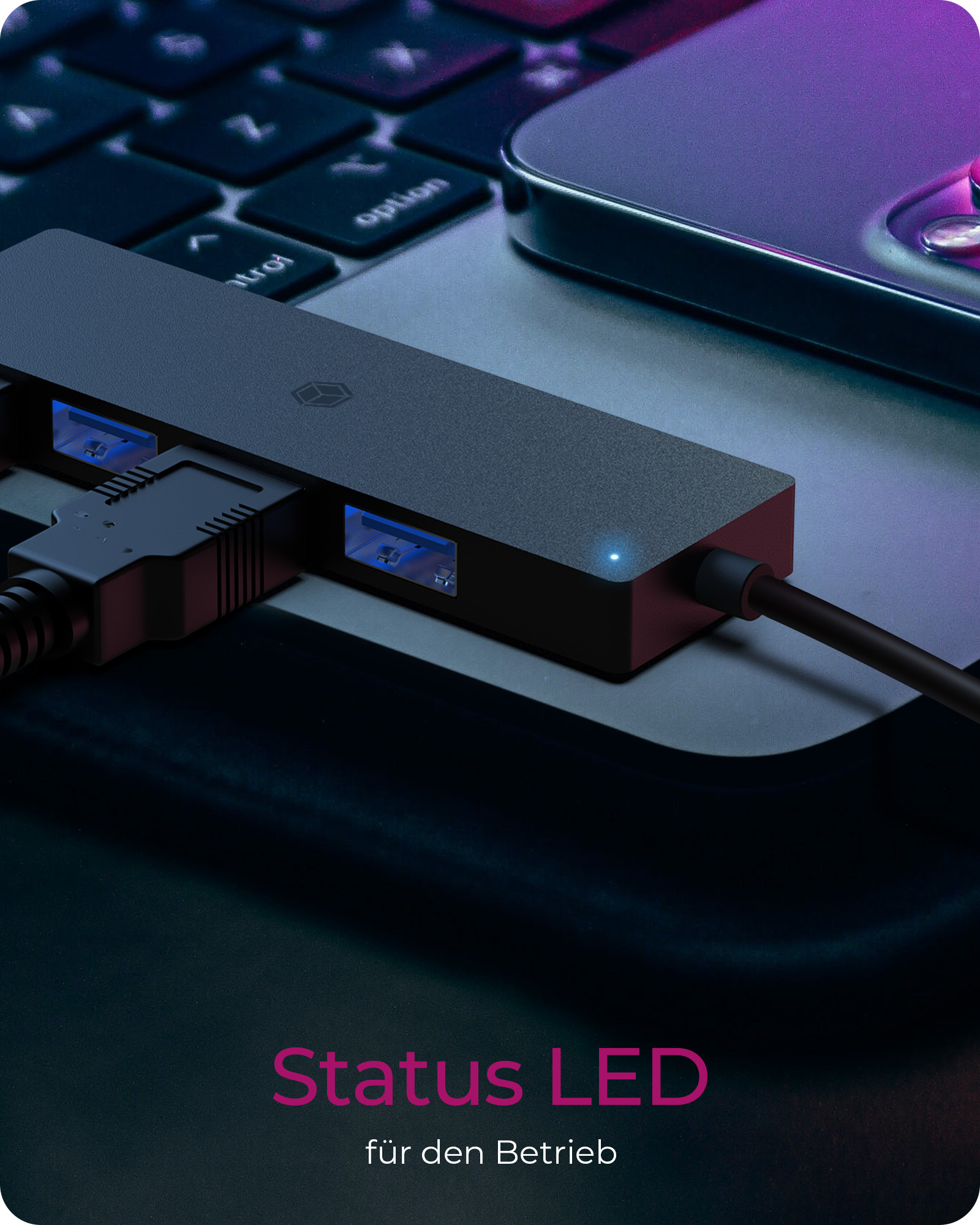 Hub USB nero con più porte. Luce di stato blu. Testo 'Status LED'.