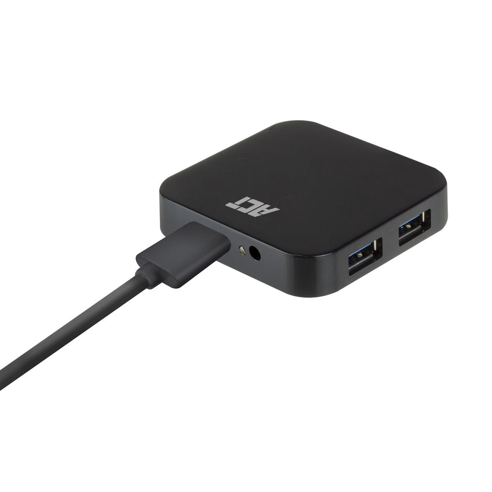 Schwarzer ACT USB-Hub mit eingestecktem Kabel, auf weißem Hintergrund. Der Hub ist quadratisch.