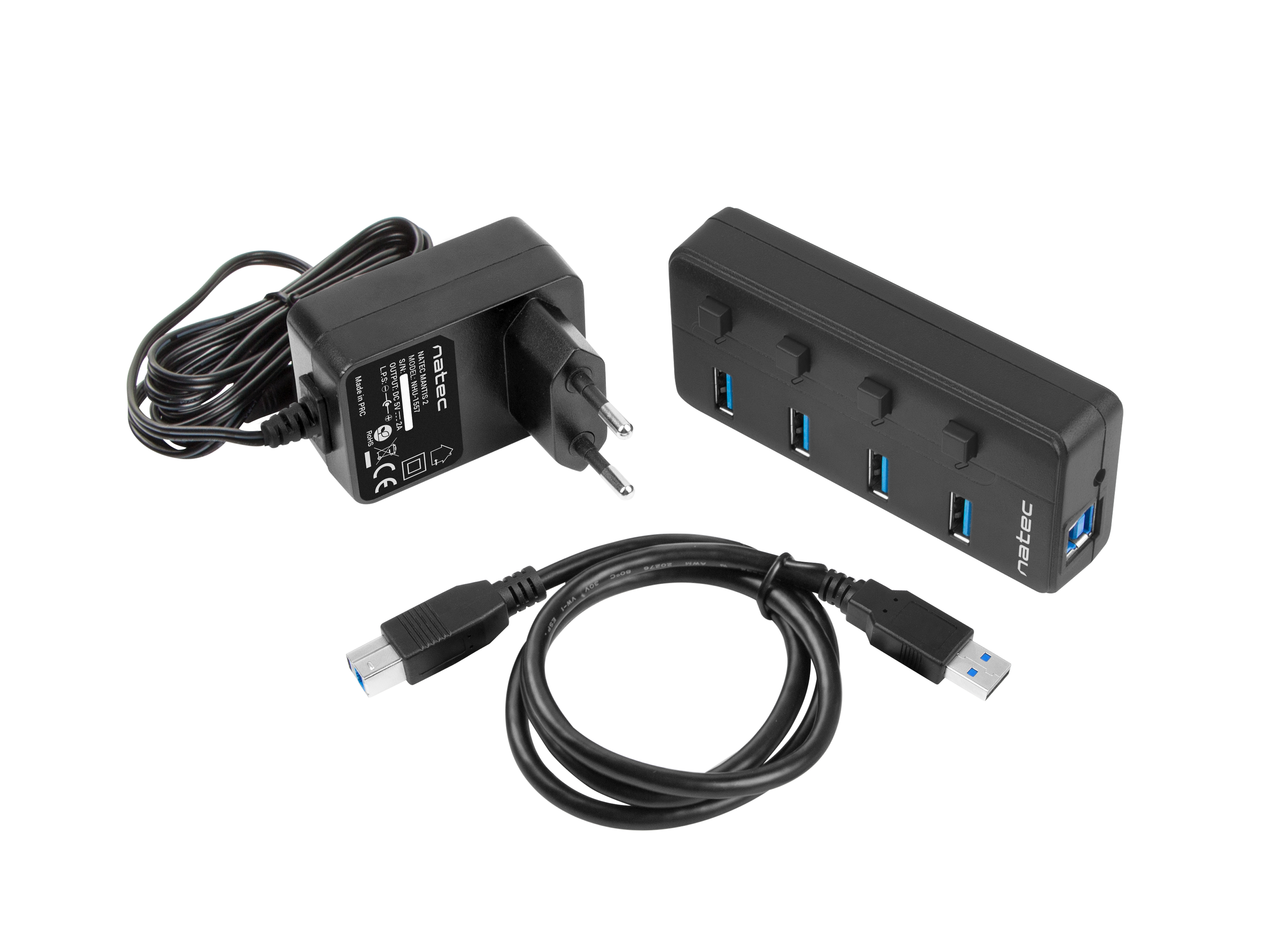 USB-Hub mit Netzteil und USB-Kabel, schwarz, auf weißer Oberfläche.