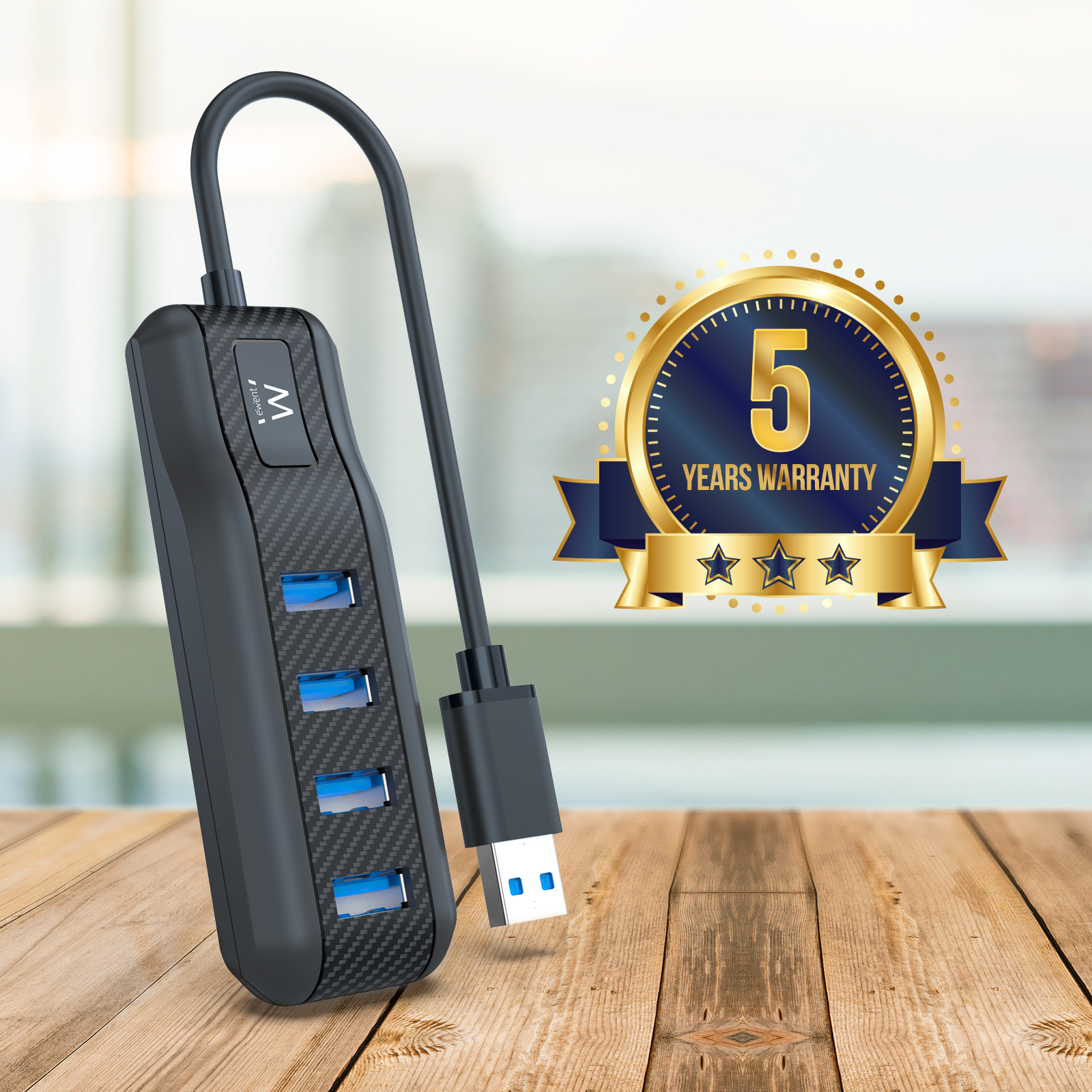 Un hub USB nero con porte USB e un cavo, accanto a un'etichetta di garanzia di 5 anni.