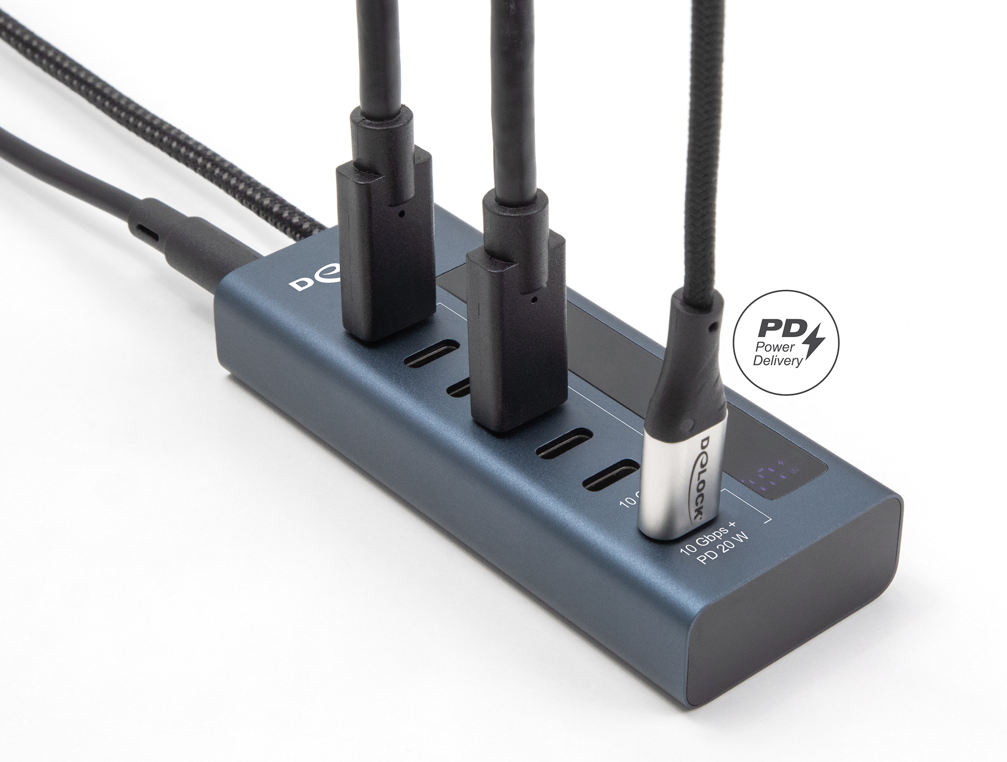 Un hub USB blu scuro con più porte USB-C. I cavi sono collegati. Sfondo bianco.