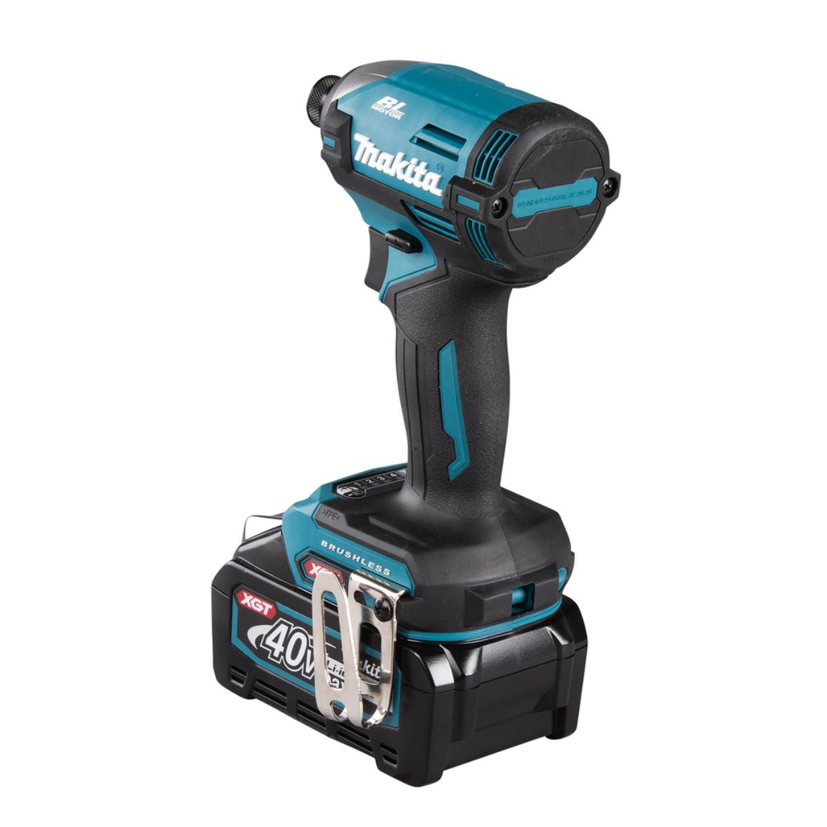 Un avvitatore a percussione a batteria Makita nero e verde acqua con batteria, su bianco.