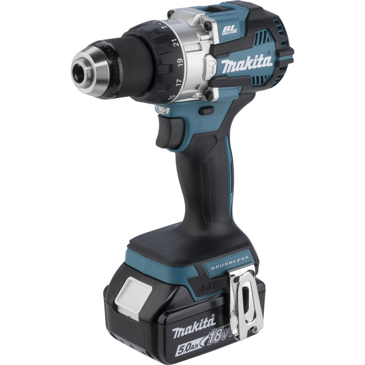 Schwarzer und teal Makita Akku-Bohrer mit Akku. Weißer Hintergrund. Die Bohrmaschine ist neu.