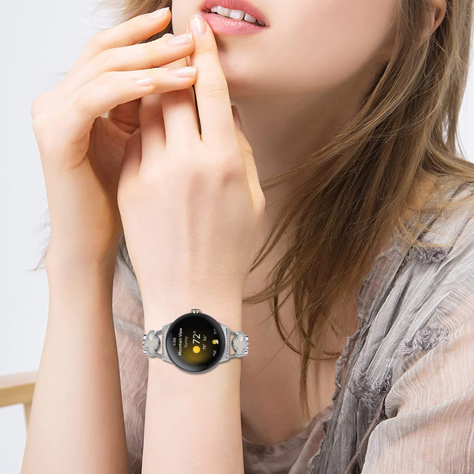 Polso di una donna con uno smartwatch, che mostra i dettagli meteo.