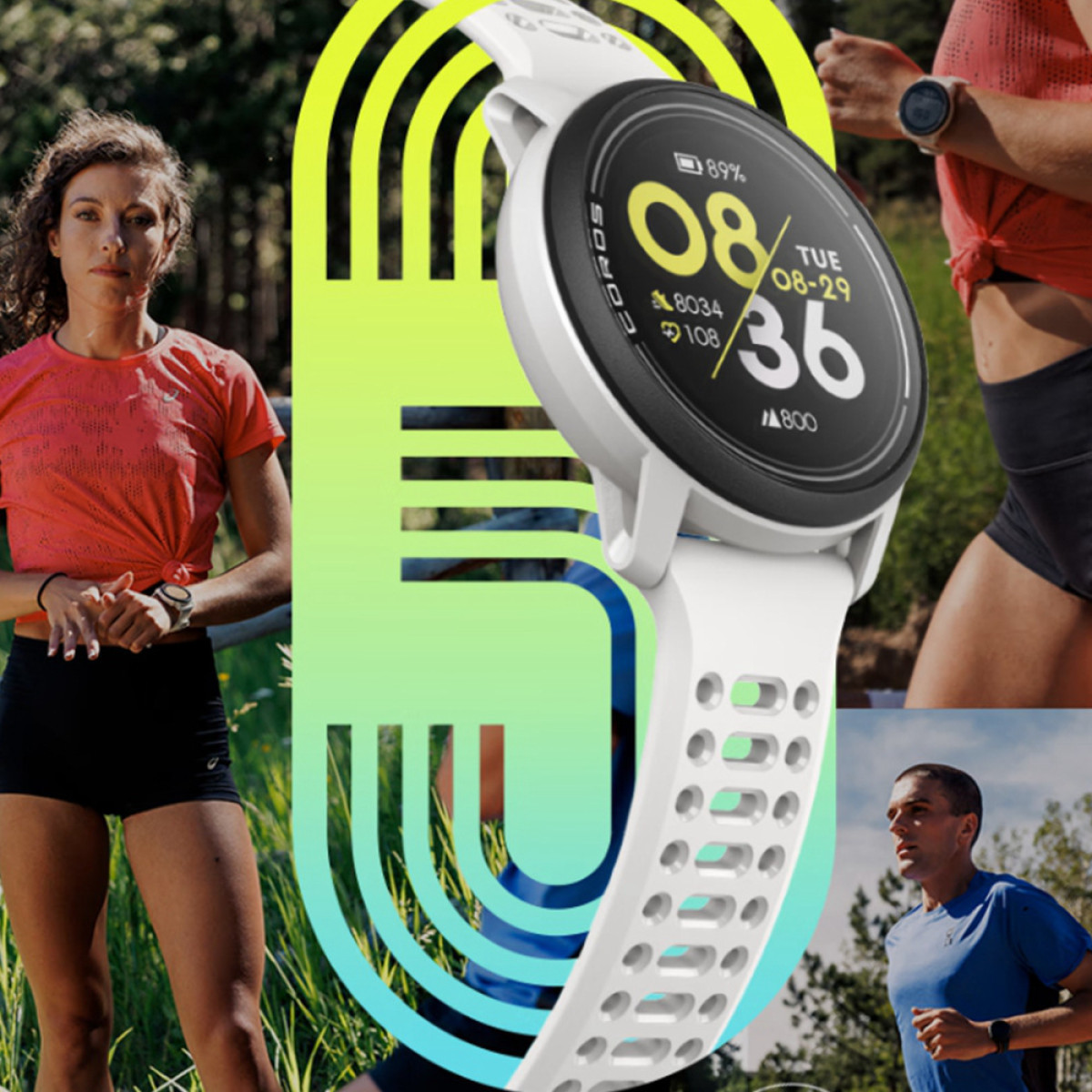Uno smartwatch COROS bianco con schermo nero. Persone che corrono sullo sfondo.