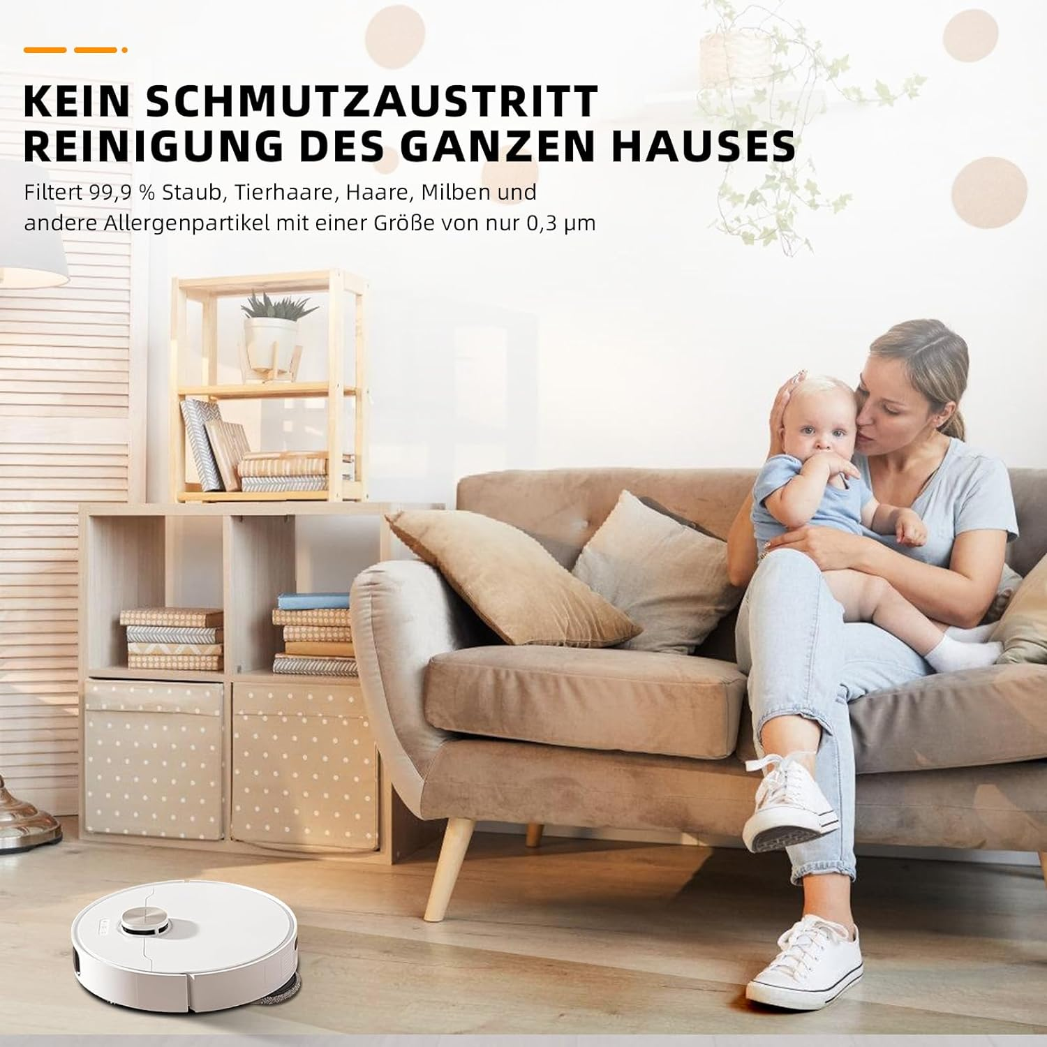 Frau mit Baby auf Sofa, Roboter-Staubsauger auf dem Boden, Text: Reinigung des ganzen Hauses.