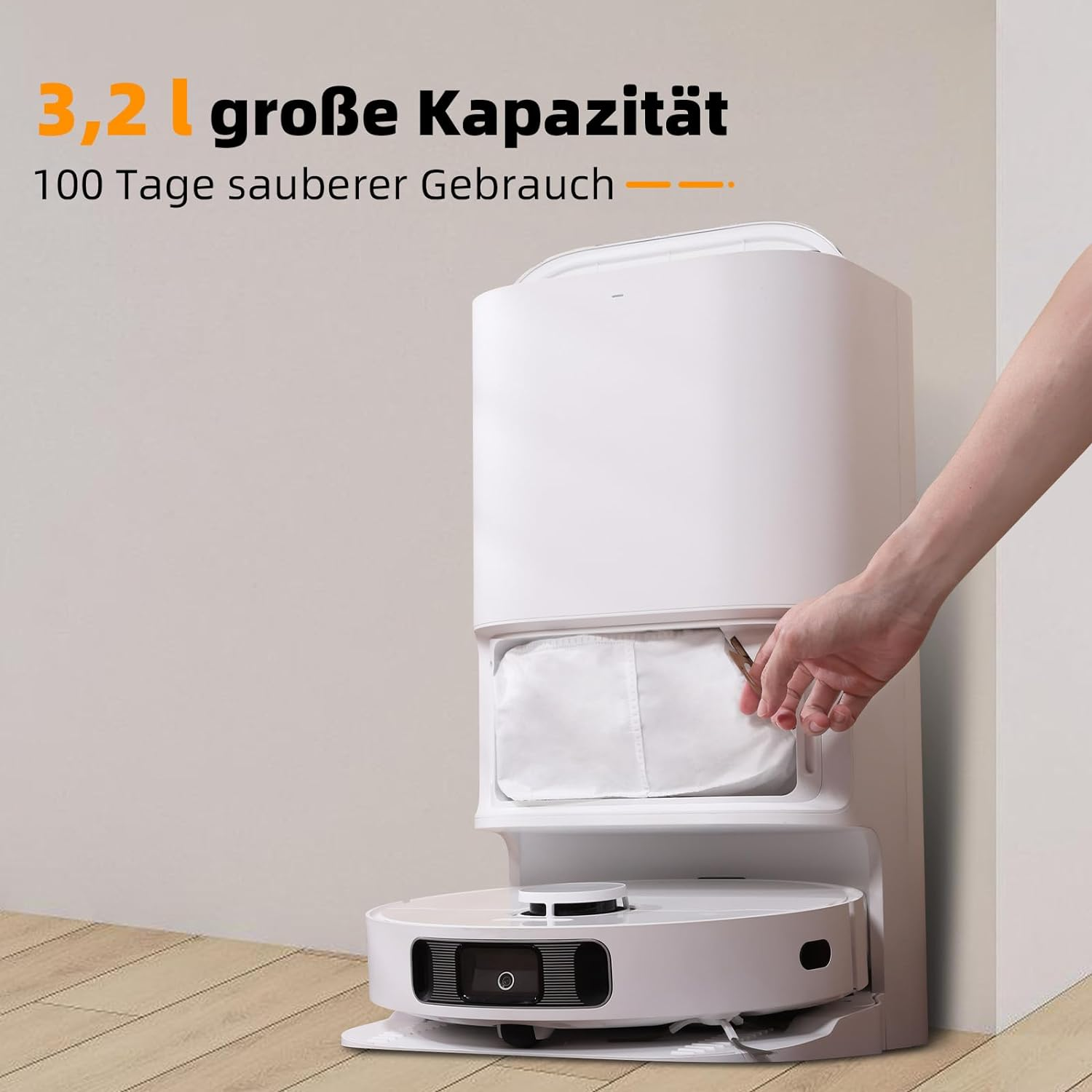 Weißer Roboterstaubsauger mit Reinigungsstation. Eine Hand greift nach einem Beutel.
