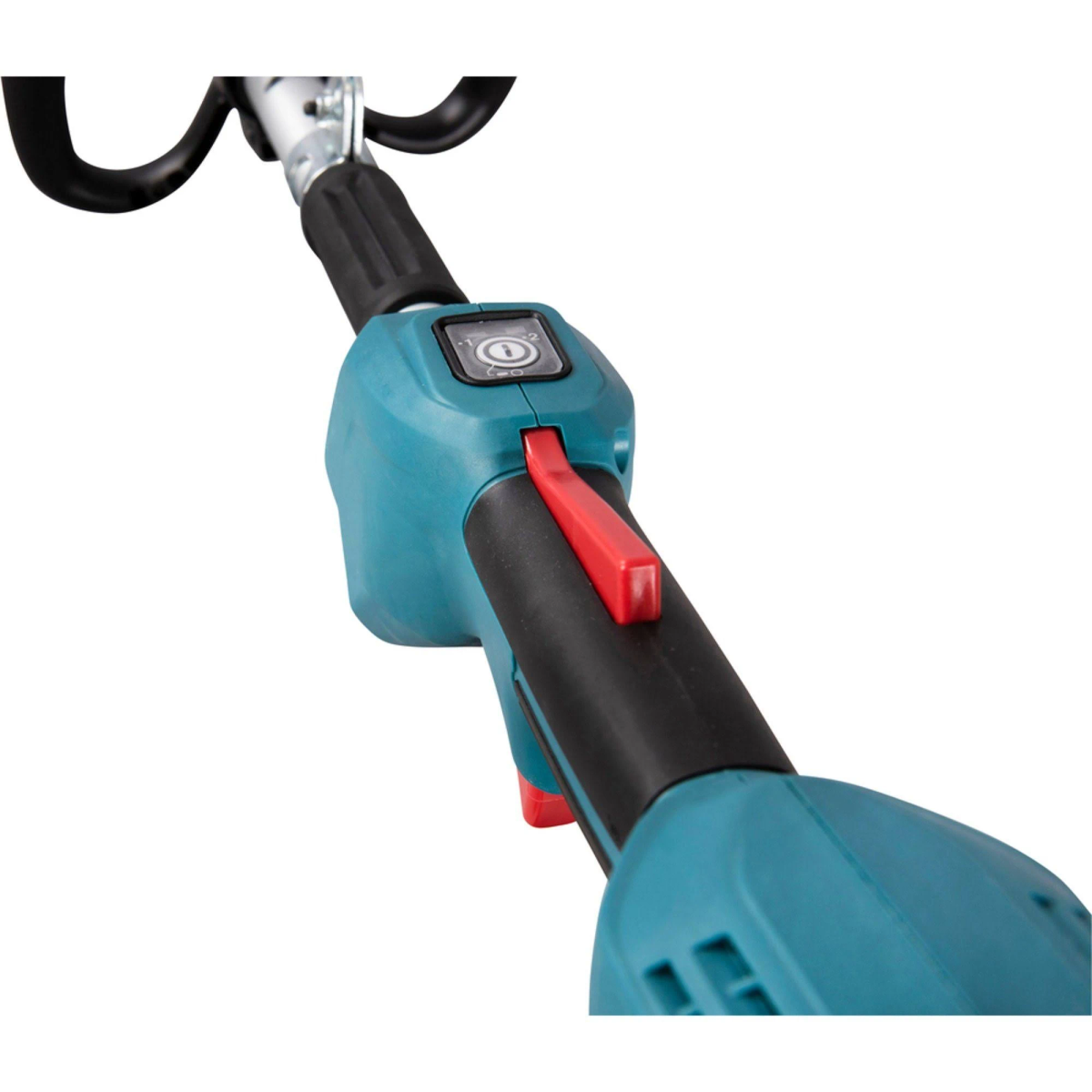 Blau-schwarzer Rasentrimmer-Griff. Roter Auslöser und Bedienelemente.