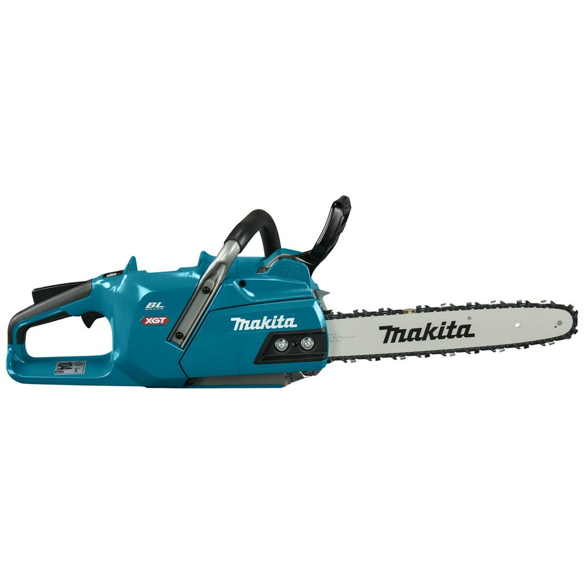Blaue und schwarze Makita-Kettensäge mit silberner Klinge. Es ist vor weißem Hintergrund.