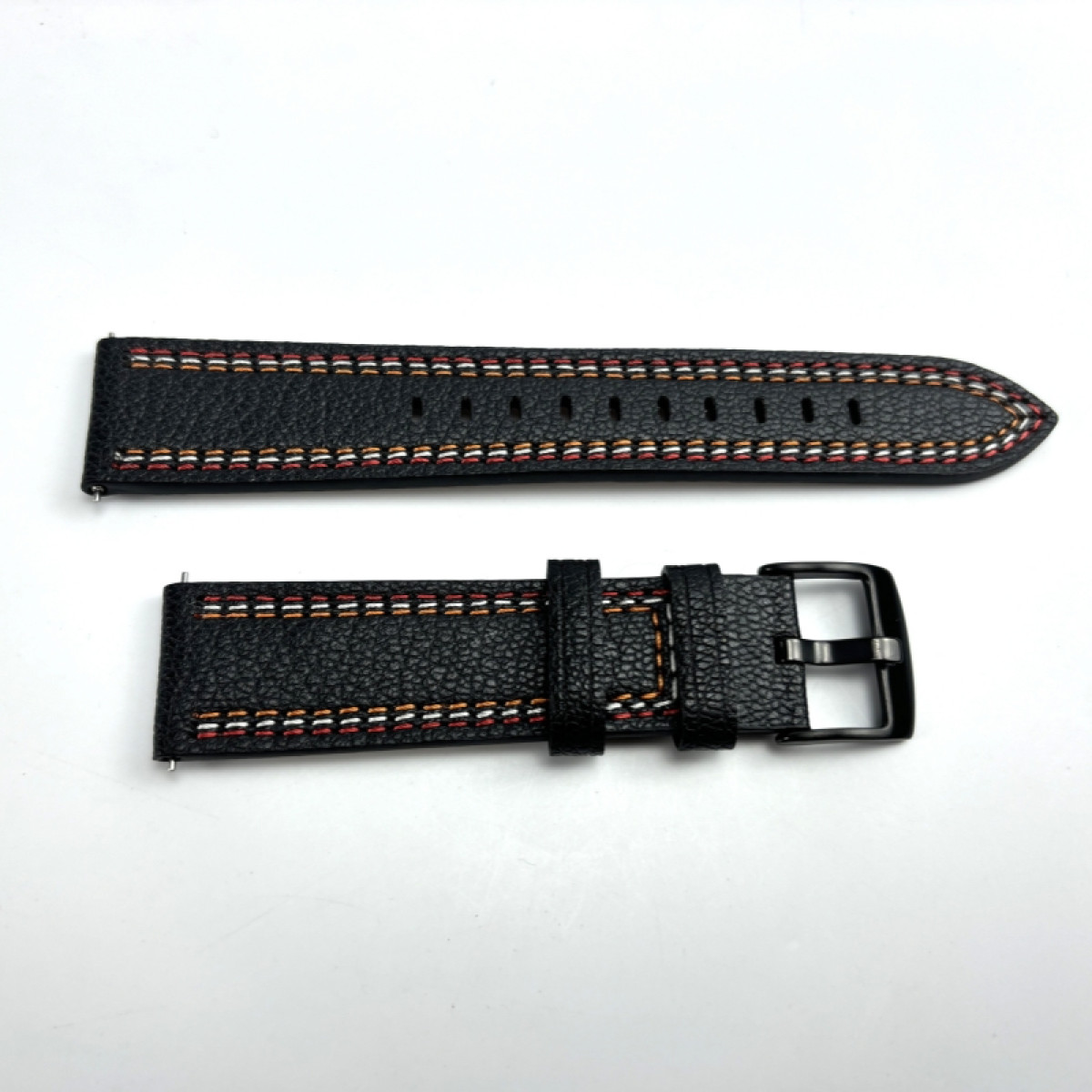 Schwarzes Lederarmband mit dekorativen Nähten und einer schwarzen Schnalle.