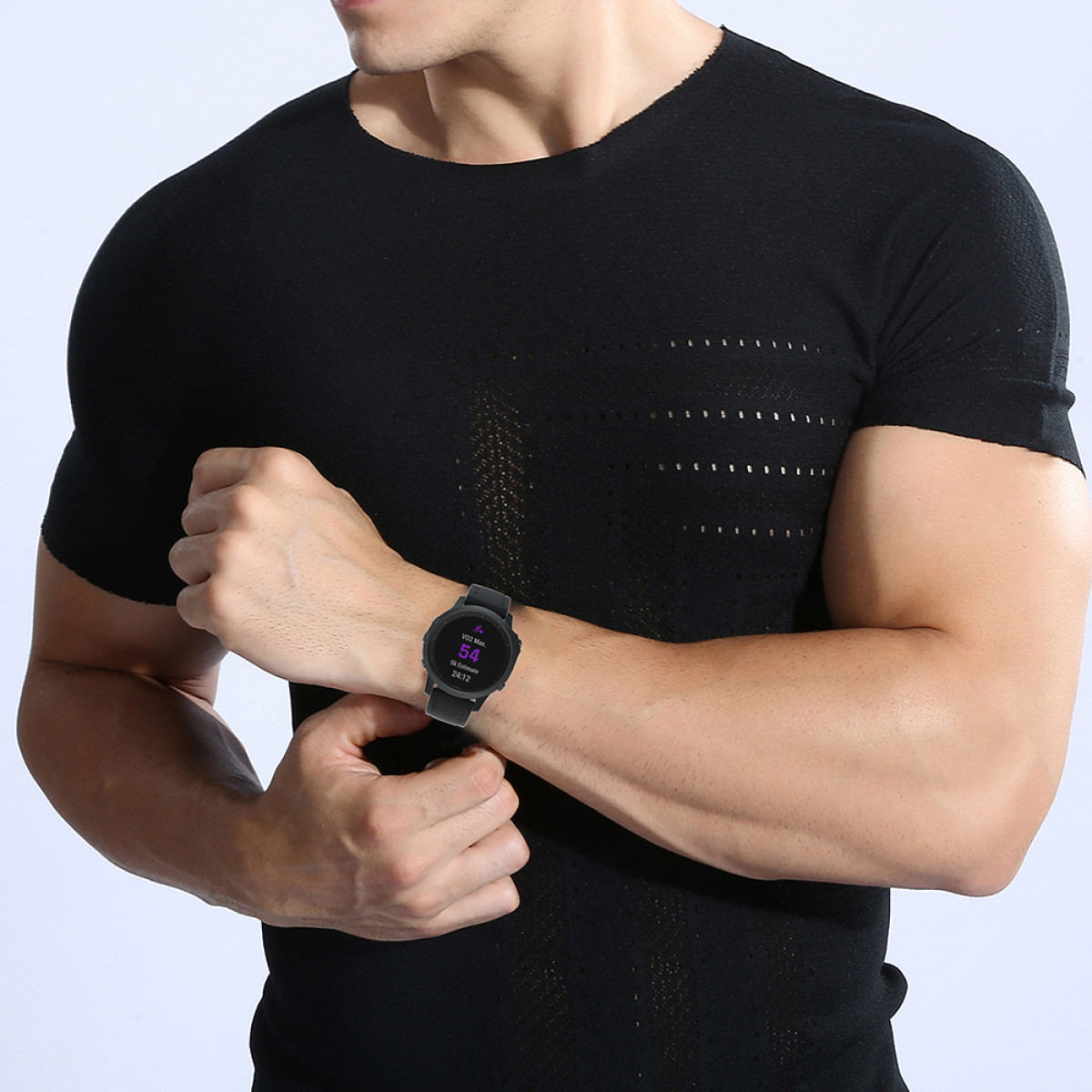 Mann, der eine schwarze Uhr mit rundem Bildschirm am Handgelenk trägt, zeigt Daten. Schwarzes Hemd.