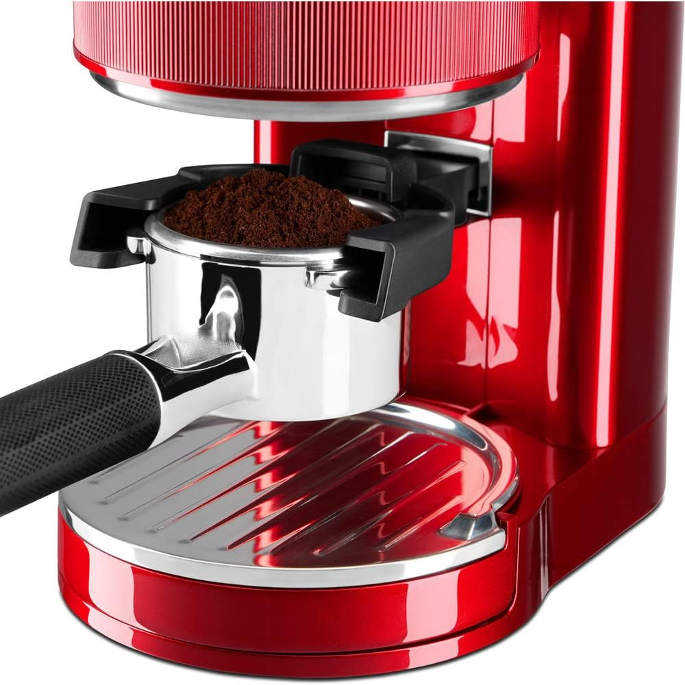 Rote Espressomaschine mit Kaffeepulver im Siebträger, Edelstahl und schwarzem Griff.