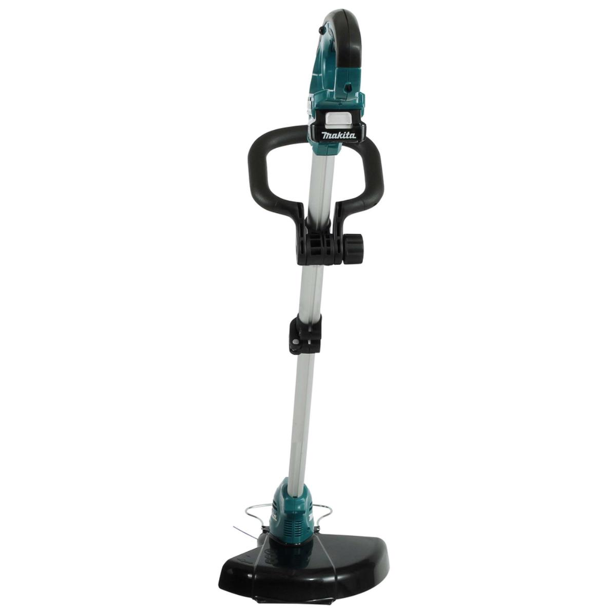 Grüner und schwarzer Makita-Trimmer, steht auf weißem Untergrund.