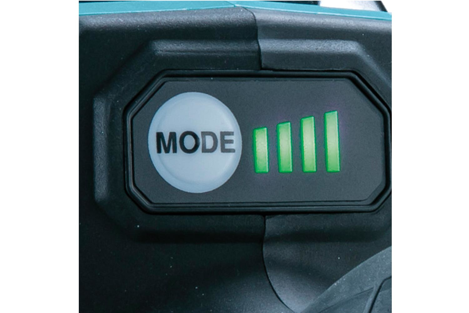Nahaufnahme des Displays eines Elektrowerkzeugs mit Modustaste und grünen Akku-Balken.
