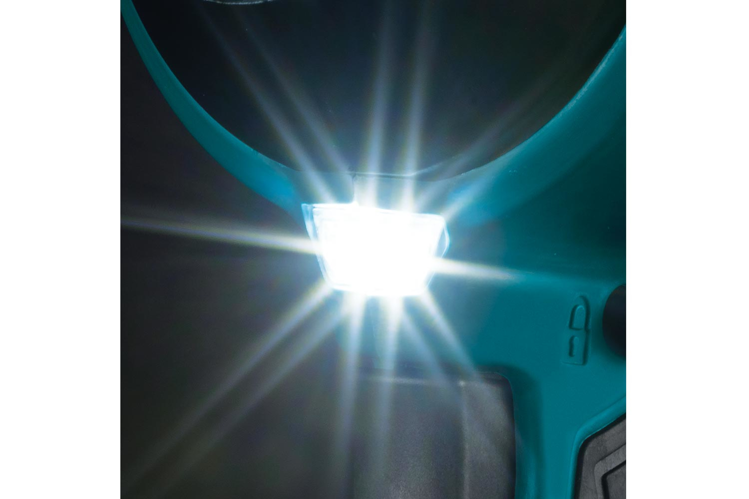Nahaufnahme eines hellen Lichts, das von einem türkisfarbenen Werkzeug ausgeht.