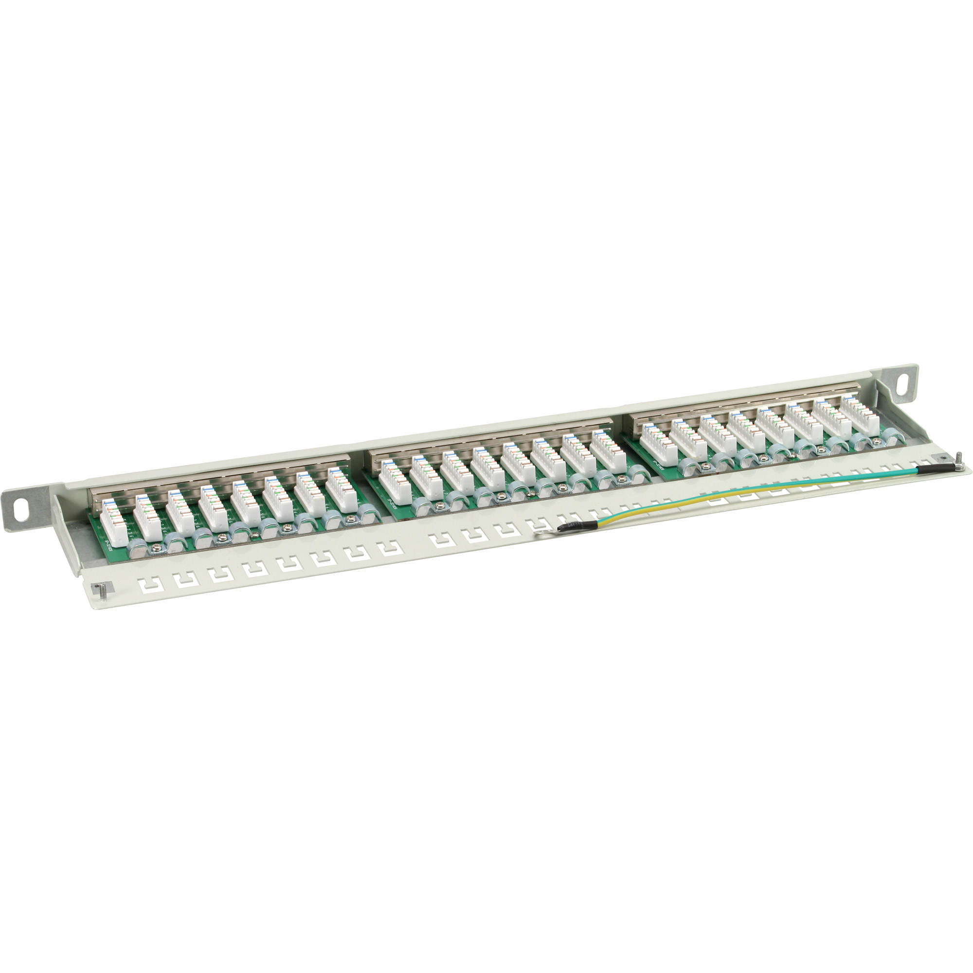 Pannello patch di rete con più connettori RJ45 bianchi, numerati e filo verde.