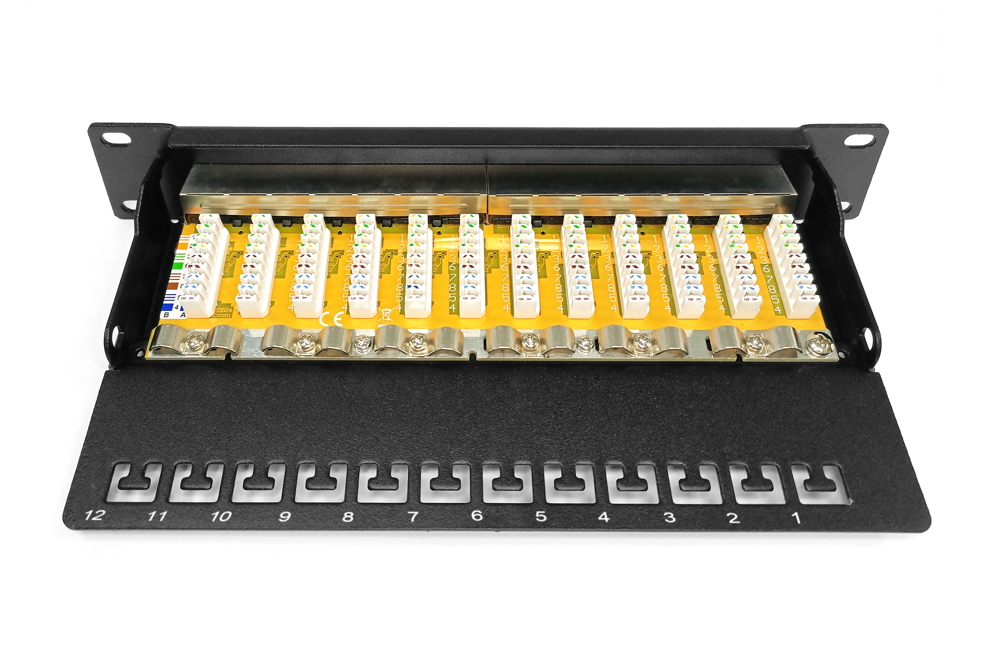 Netzwerk-Patchpanel mit mehreren Ports und Anschlüssen auf weißem Hintergrund.