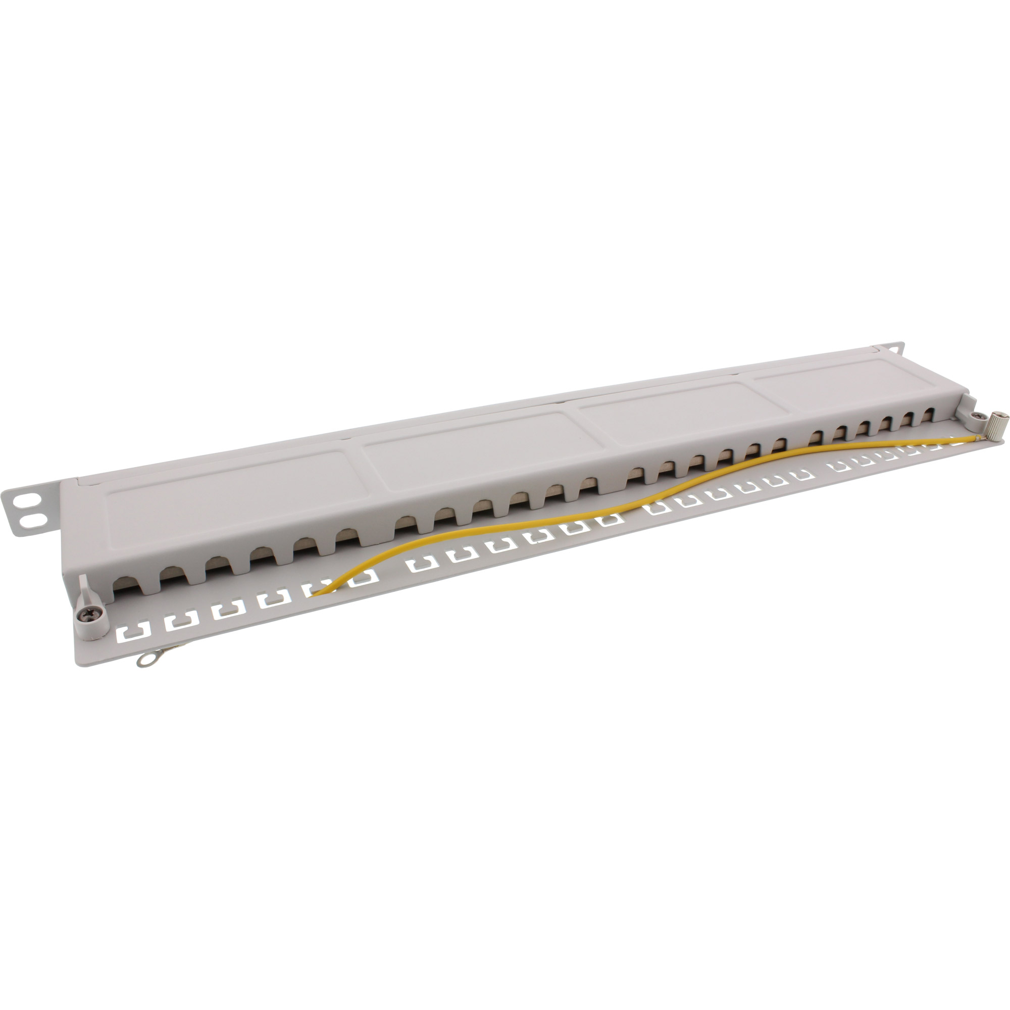 Un rack di metallo bianco con molti slot, un cavo giallo e connettori.