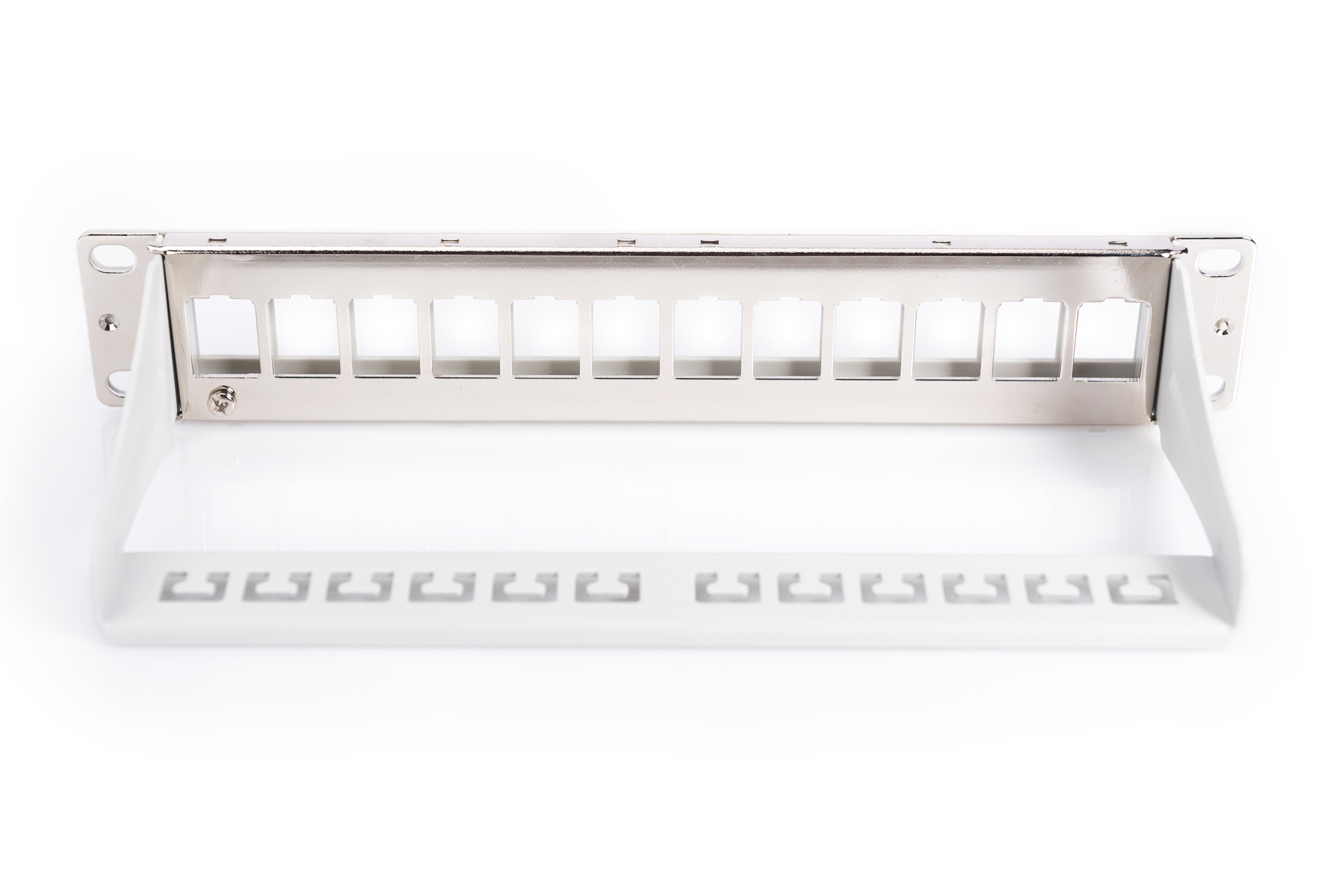 Ein weißes 19-Zoll-Rack-Montagepaneel mit 16 Aussparungen auf weißem Grund.