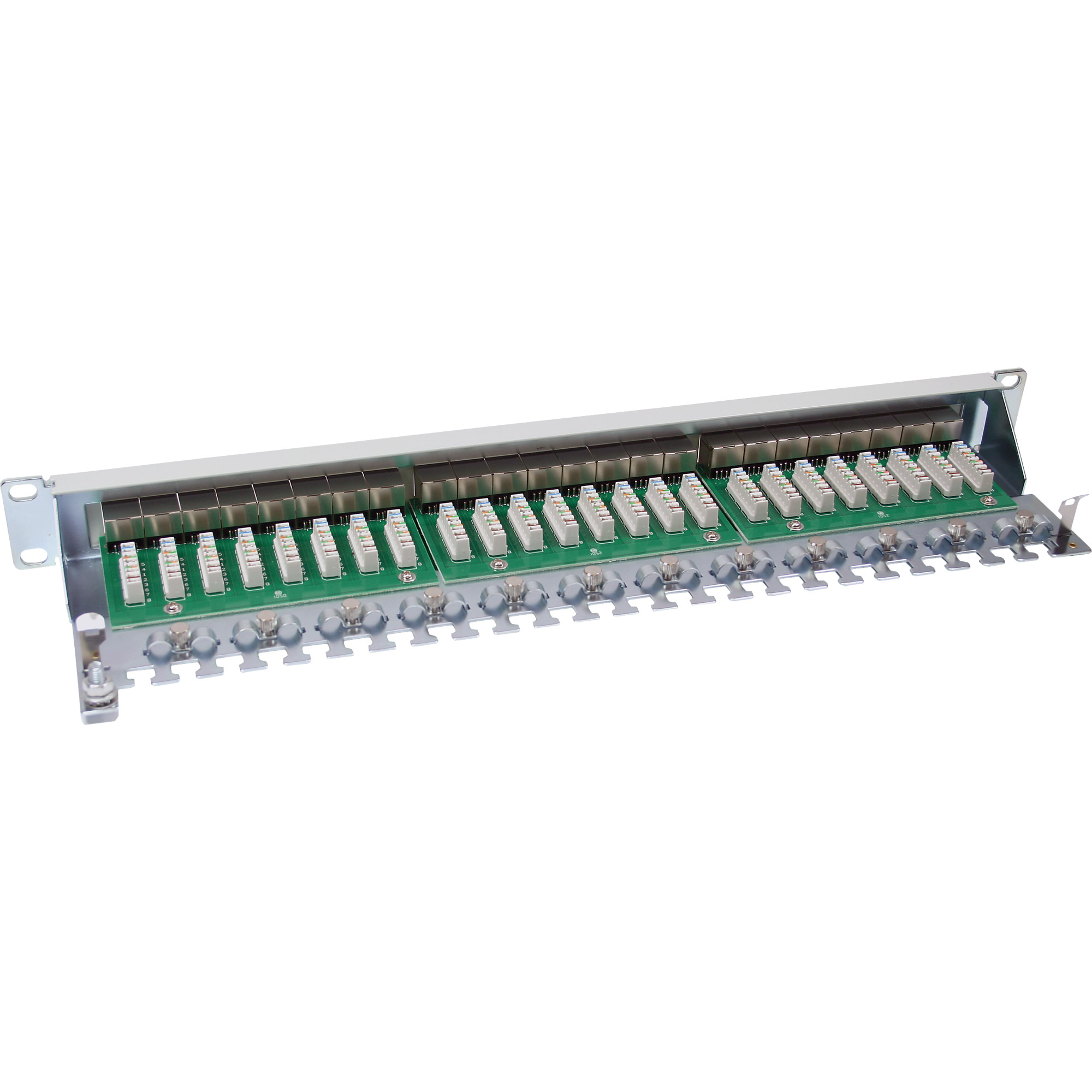 Pannello di connessione di rete argentato con molte porte connettore bianche e verdi. Su sfondo bianco.