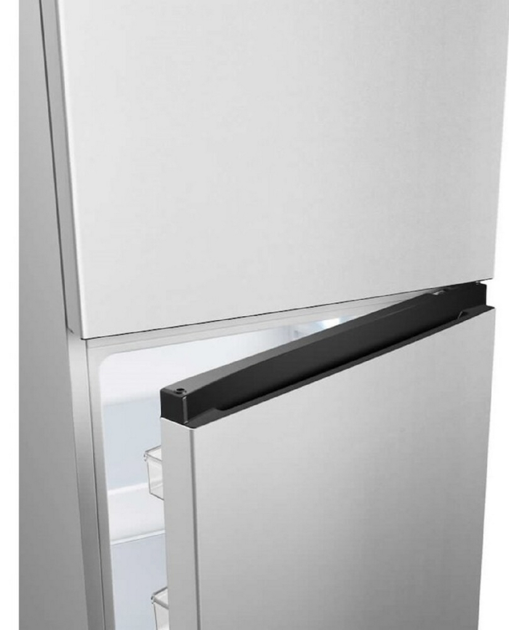 Lodówka z częściowo otwartymi drzwiami, pokazująca wnętrze z półkami.