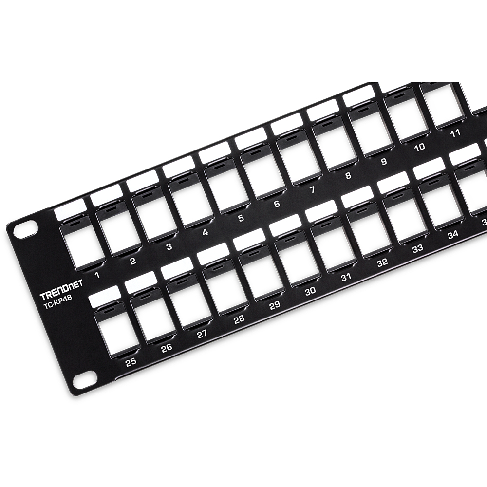 Ein schwarzes TRENDnet Patchpanel mit beschrifteten Ports, vor weißem Hintergrund.