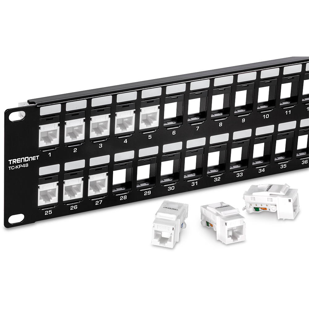 Schwarzes TRENDnet Patchpanel mit RJ45-Ports und weißen Einsätzen, mit drei weißen RJ45-Einsätzen.