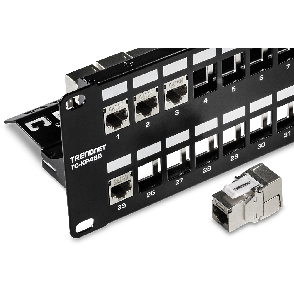 Pannello patch TRENDnet nero con porte e connettore RJ45.