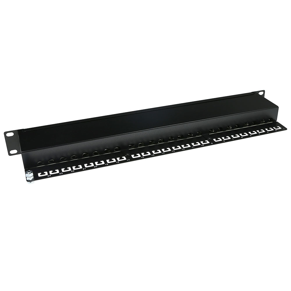 Un pannello di permutazione rack 1U nero con porte numerate. Ha una struttura in metallo. Sfondo bianco.