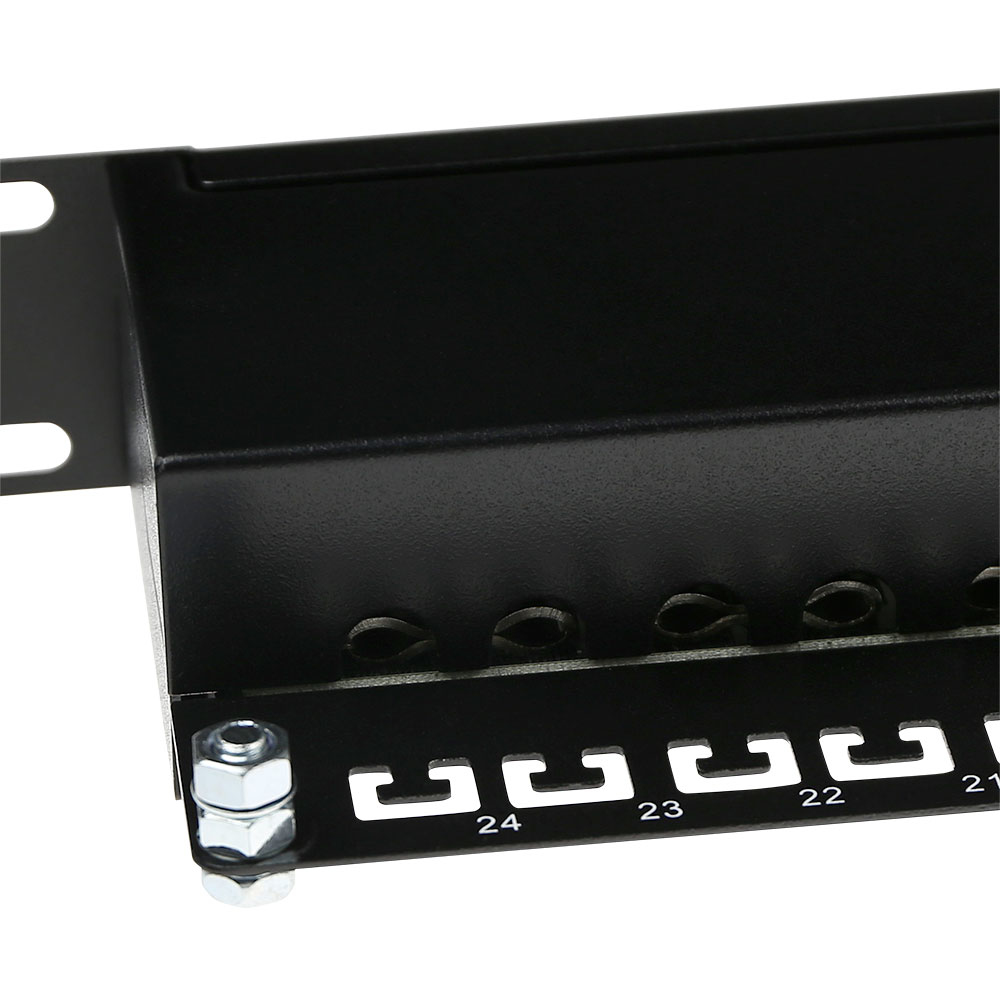 Un pannello di permutazione nero con porte numerate e hardware di montaggio, da vicino.