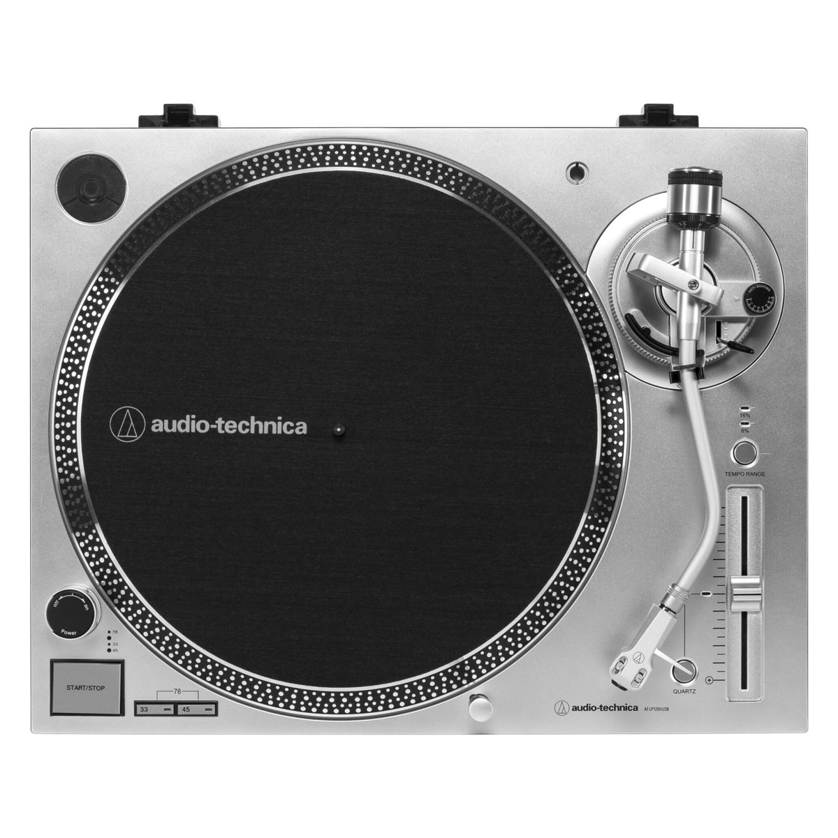Srebrny gramofon Audio-Technica. Ma czarny talerz, ramię i elementy sterujące zasilaniem, prędkością i start/stop.